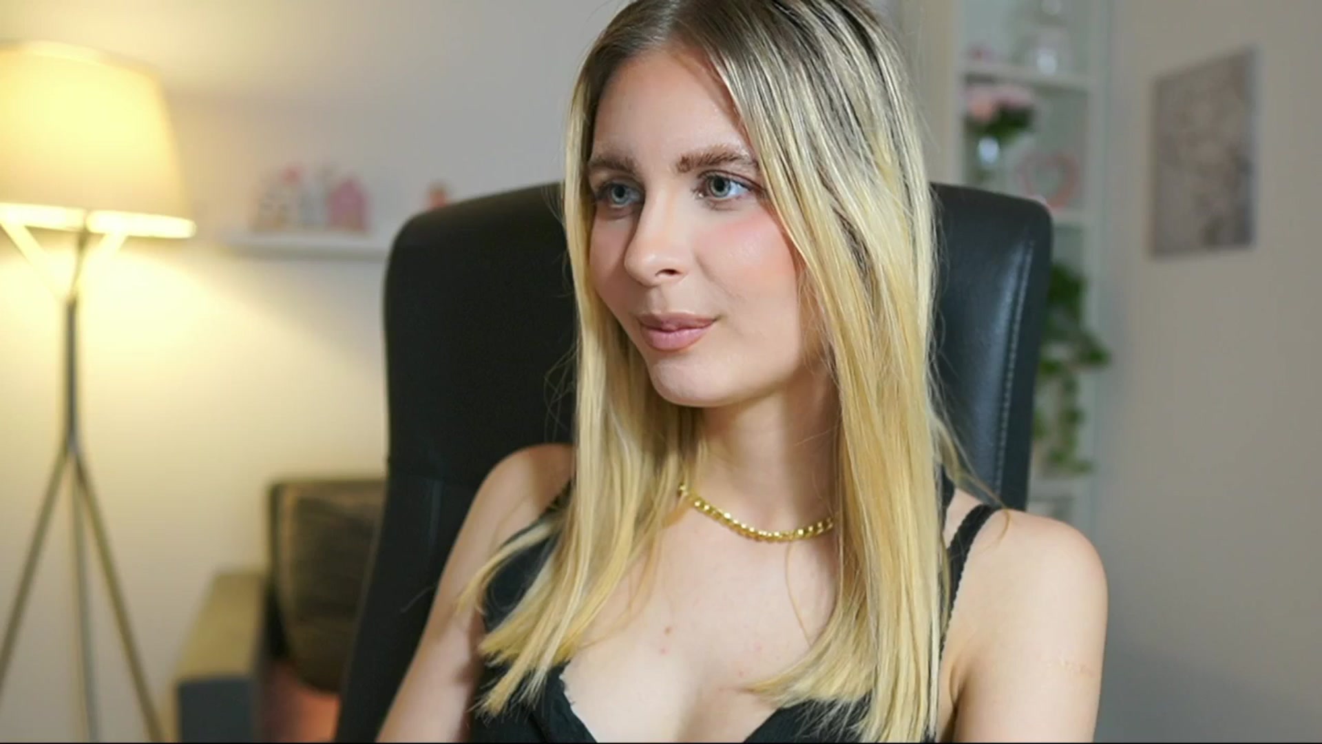 Gallery image thumbnail from Catecrago_'s myfreecams stream on, 06/18/2025, 12:02 image 10 of 20