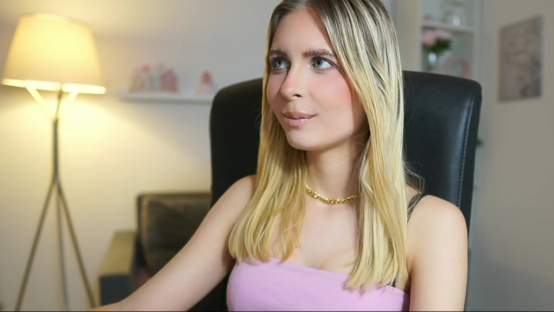 Gallery image thumbnail from Catecrago_'s myfreecams stream on, 06/20/2025, 10:12 image 18 of 20