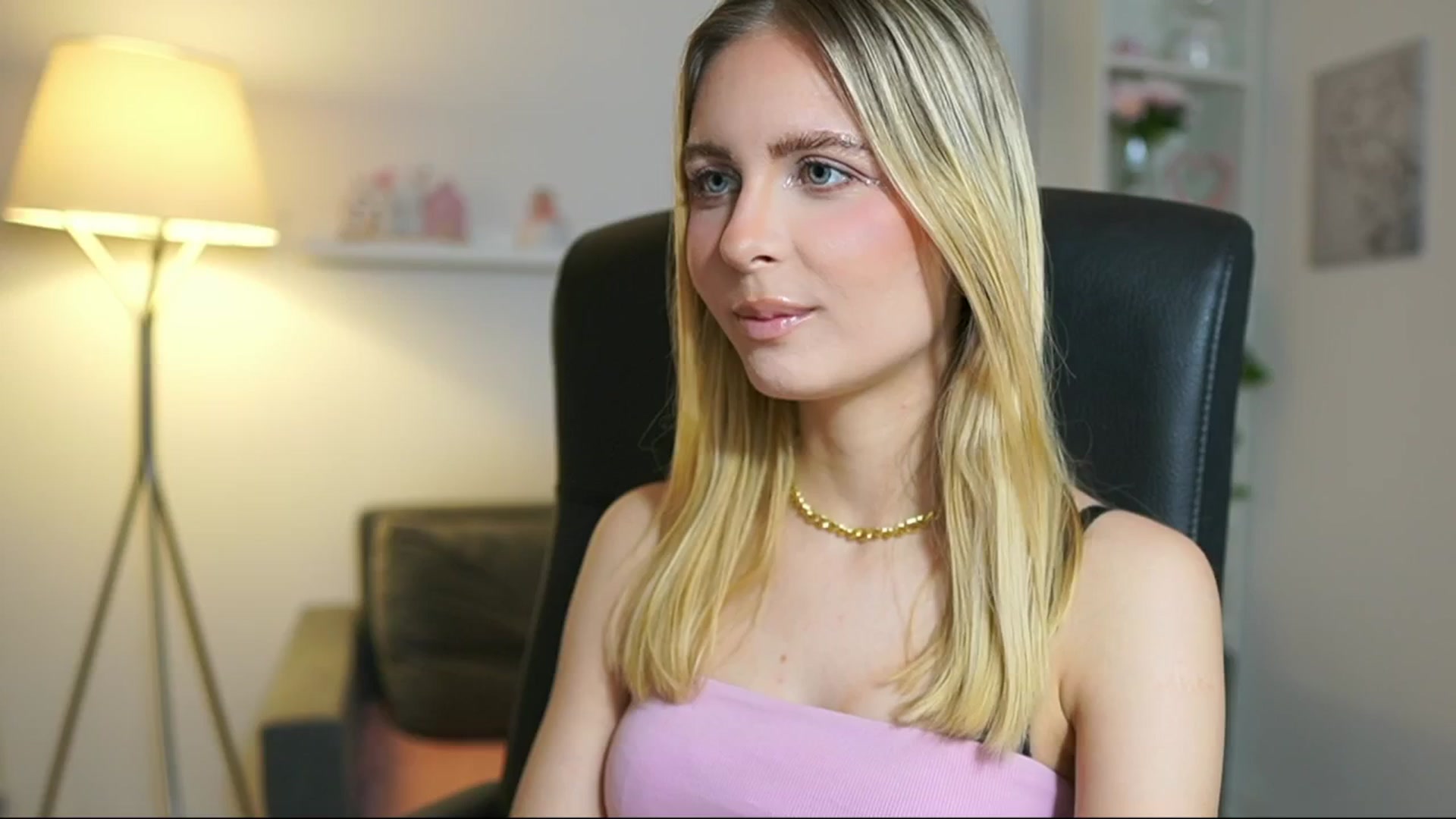 Gallery image thumbnail from Catecrago_'s myfreecams stream on, 06/20/2025, 10:12 image 8 of 20