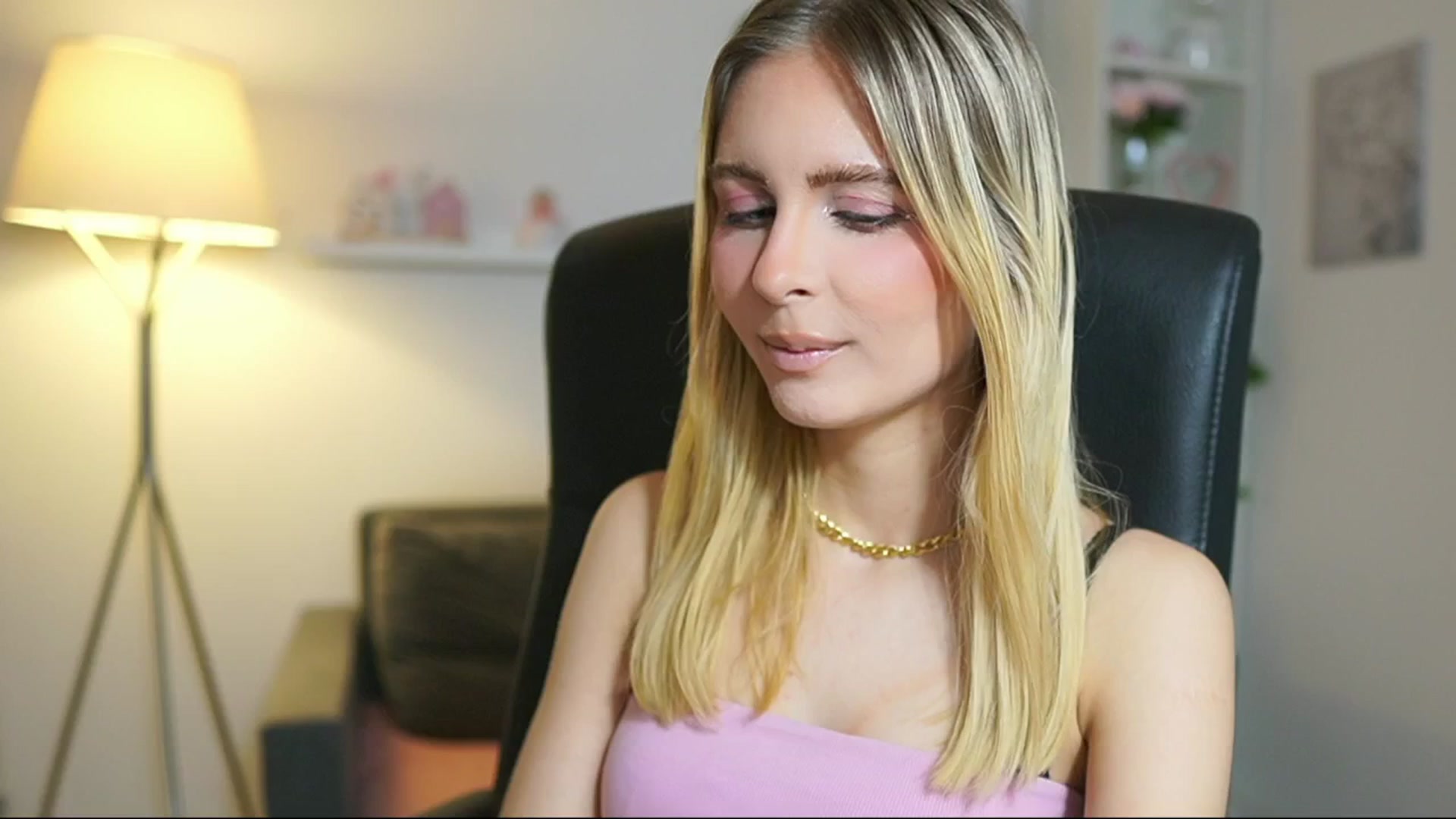 Gallery image thumbnail from Catecrago_'s myfreecams stream on, 06/20/2025, 10:12 image 19 of 20