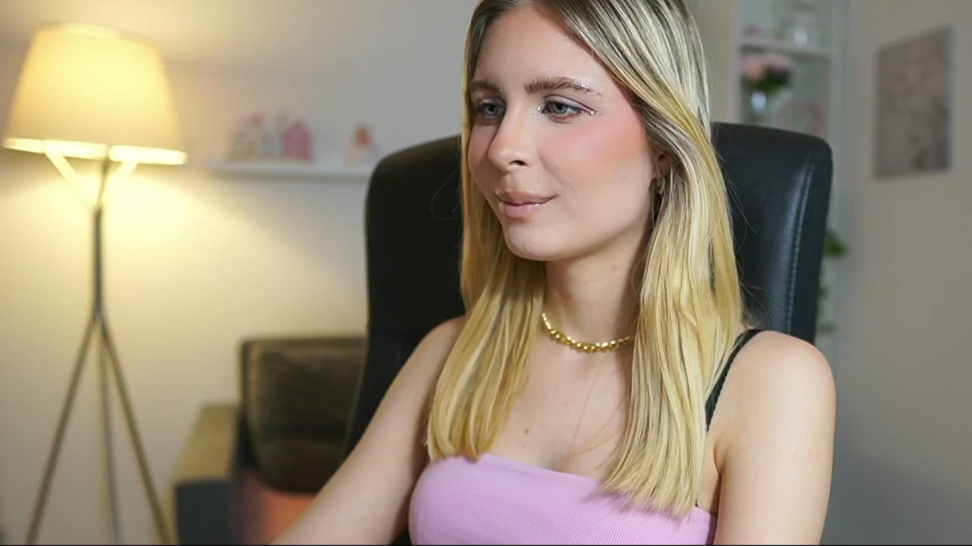 Gallery image thumbnail from Catecrago_'s myfreecams stream on, 06/20/2025, 11:20 image 6 of 20