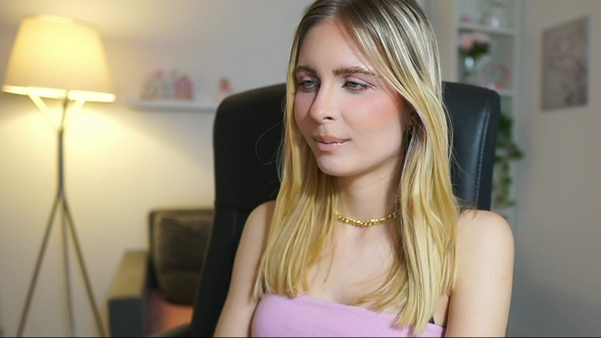 Gallery image thumbnail from Catecrago_'s myfreecams stream on, 06/20/2025, 11:20 image 12 of 20