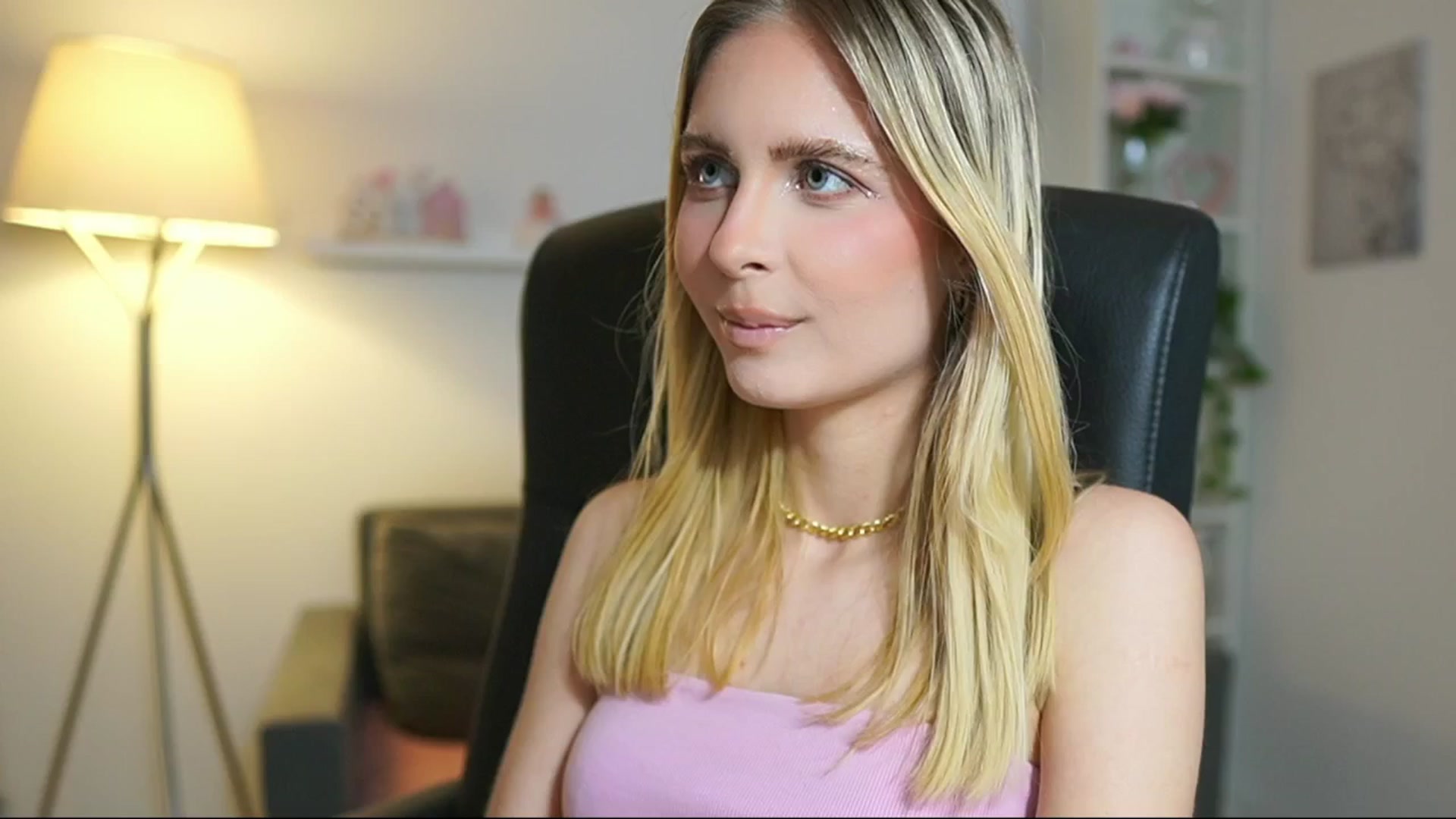 Gallery image thumbnail from Catecrago_'s myfreecams stream on, 06/20/2025, 11:20 image 16 of 20