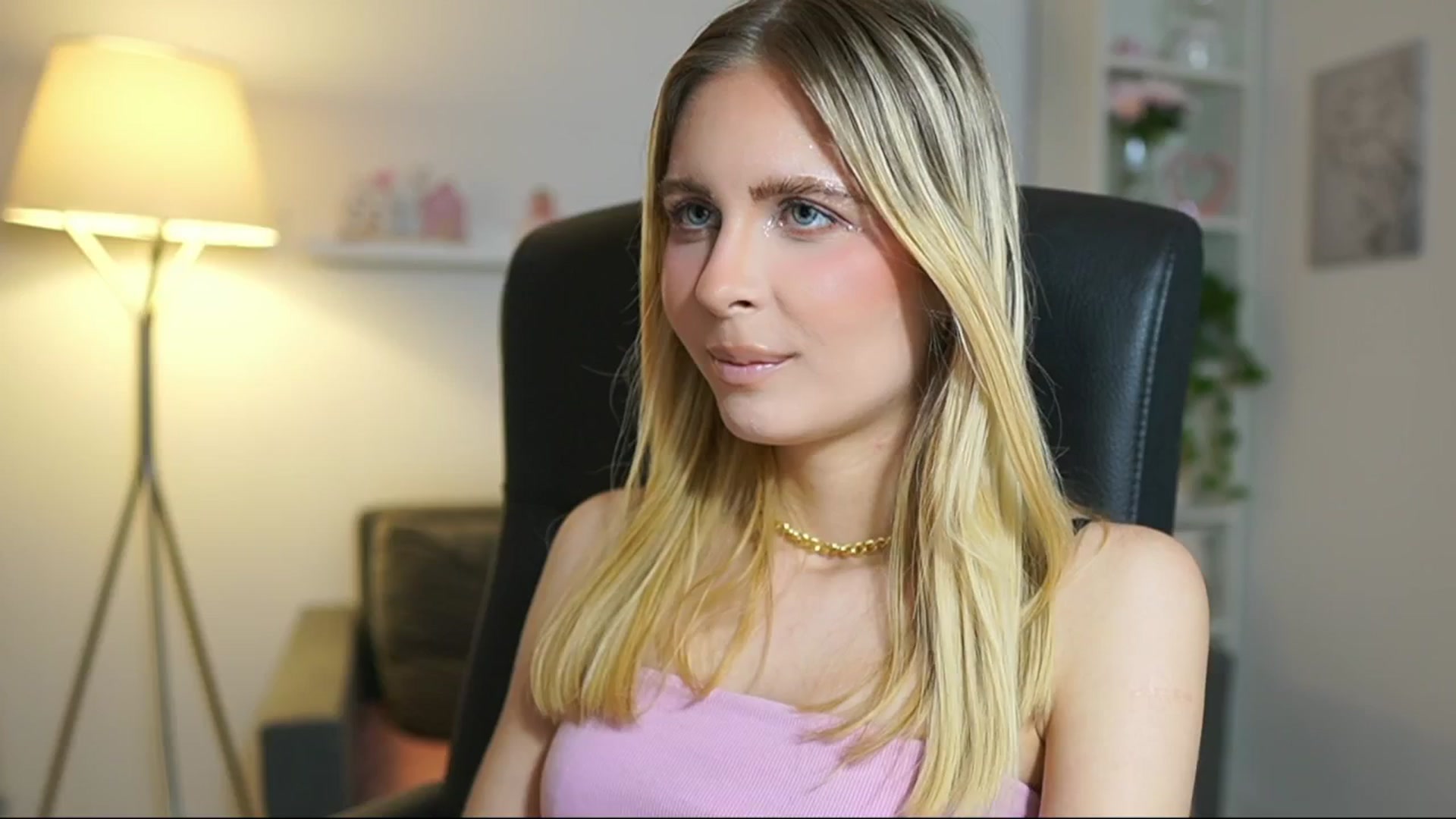 Gallery image thumbnail from Catecrago_'s myfreecams stream on, 06/20/2025, 11:20 image 19 of 20