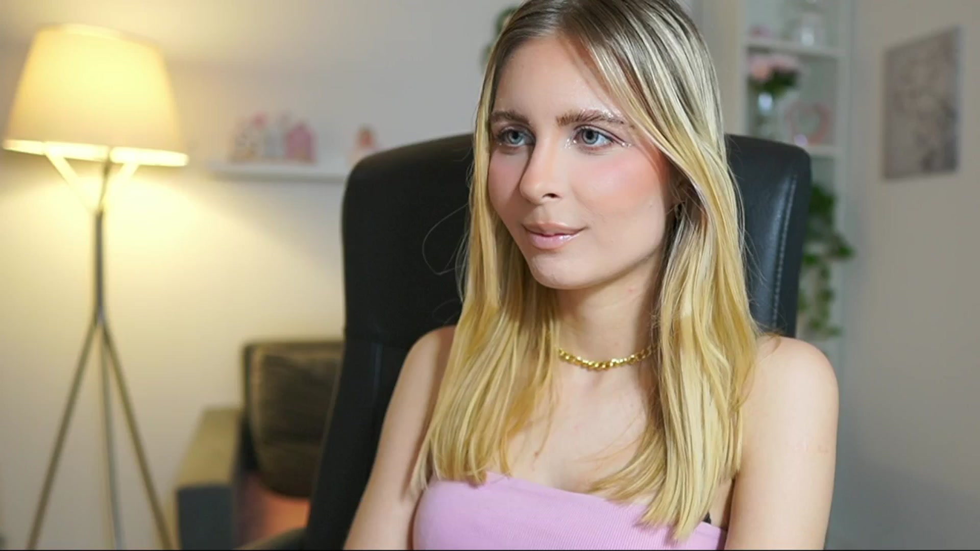 Gallery image thumbnail from Catecrago_'s myfreecams stream on, 06/20/2025, 11:20 image 13 of 20