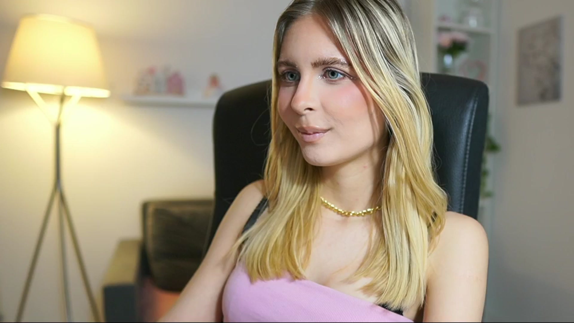 Gallery image thumbnail from Catecrago_'s myfreecams stream on, 06/20/2025, 11:20 image 3 of 20