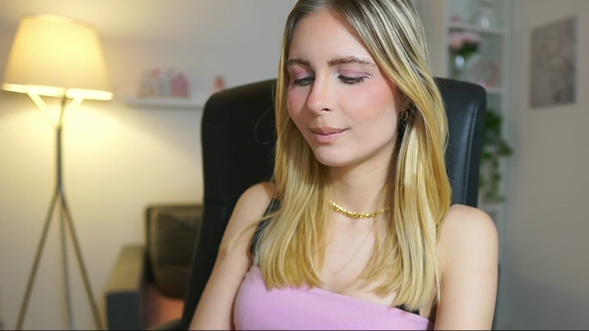 Gallery image thumbnail from Catecrago_'s myfreecams stream on, 06/20/2025, 11:20 image 1 of 20