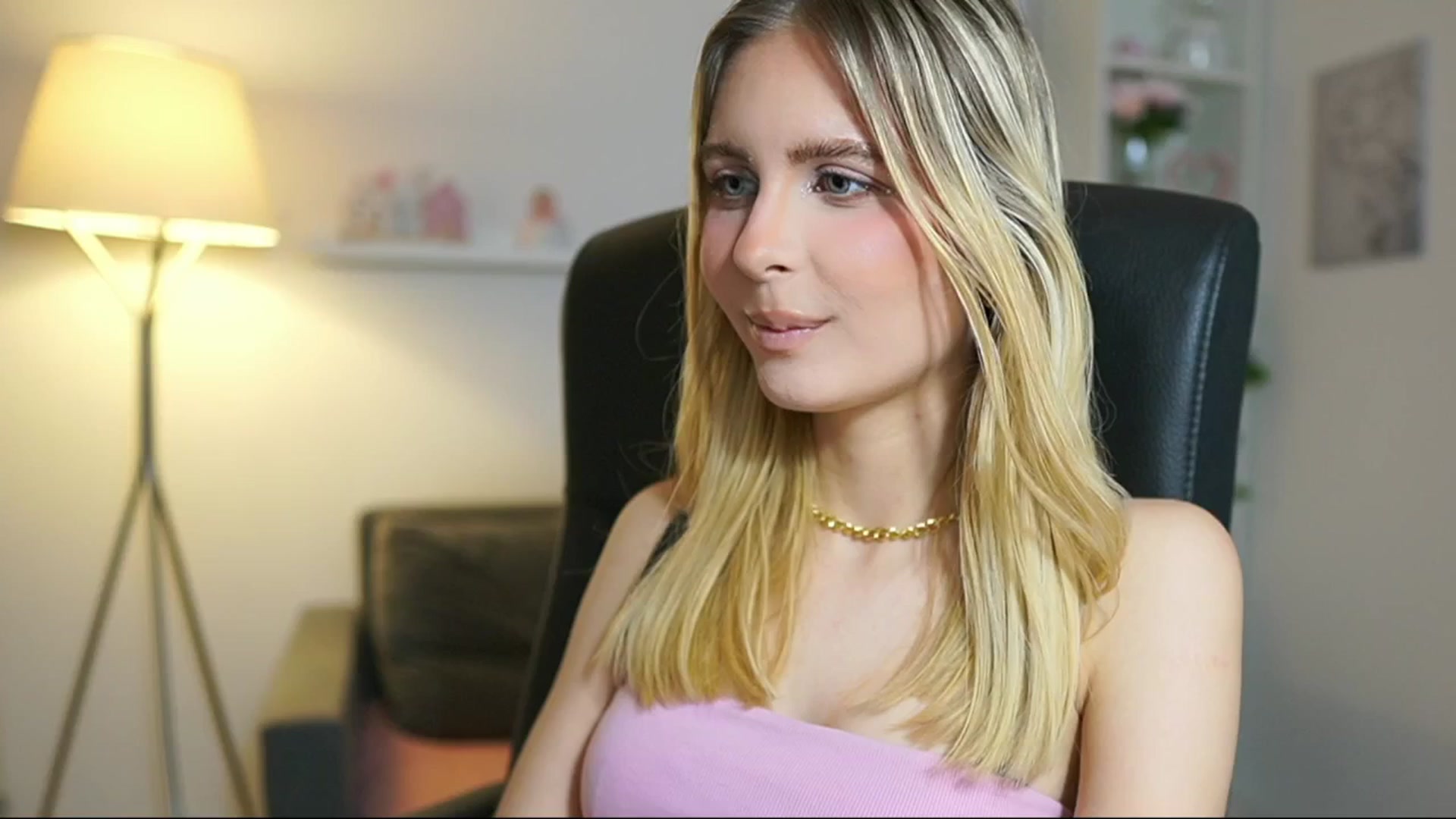 Gallery image thumbnail from Catecrago_'s myfreecams stream on, 06/20/2025, 11:20 image 4 of 20