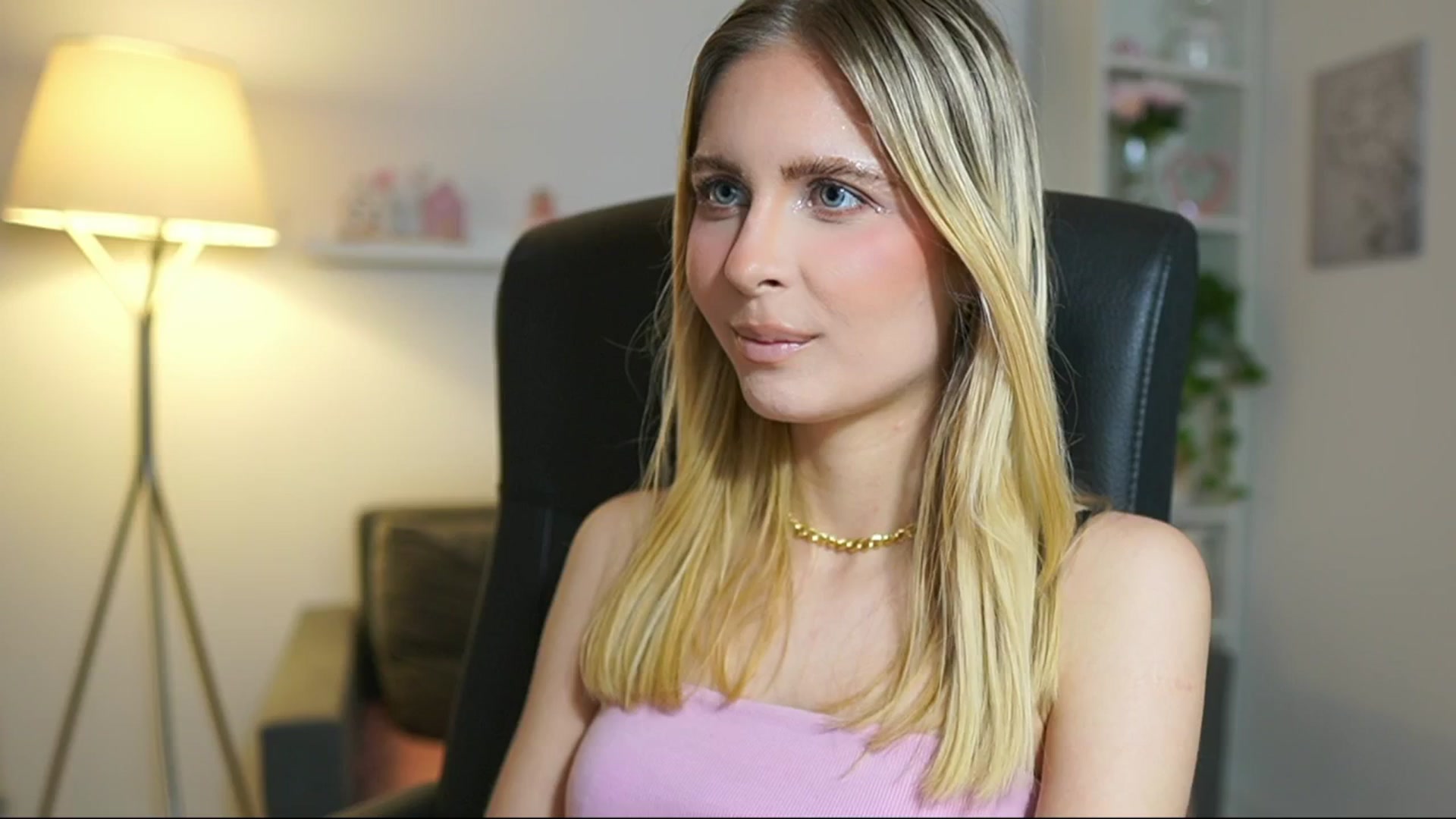Gallery image thumbnail from Catecrago_'s myfreecams stream on, 06/20/2025, 11:20 image 17 of 20