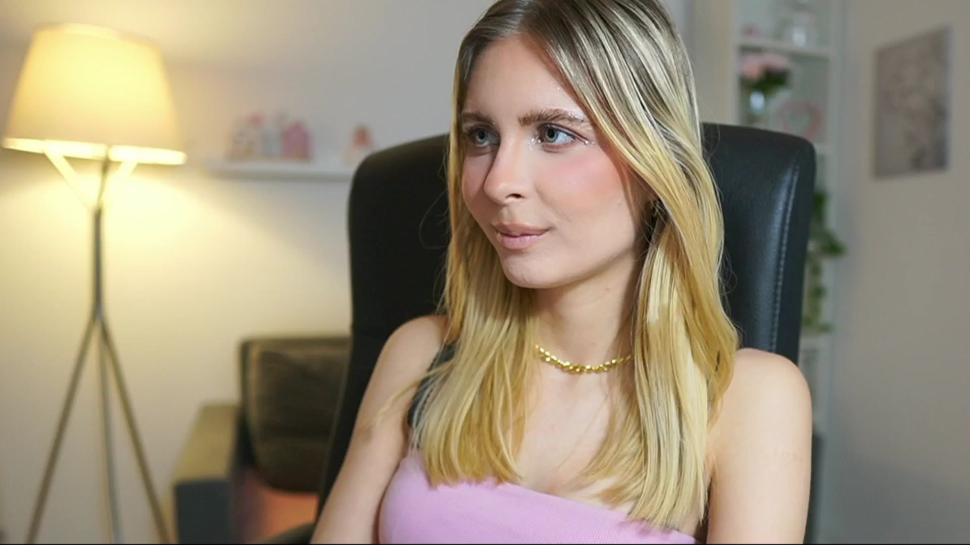 Gallery image thumbnail from Catecrago_'s myfreecams stream on, 06/20/2025, 11:20 image 2 of 20