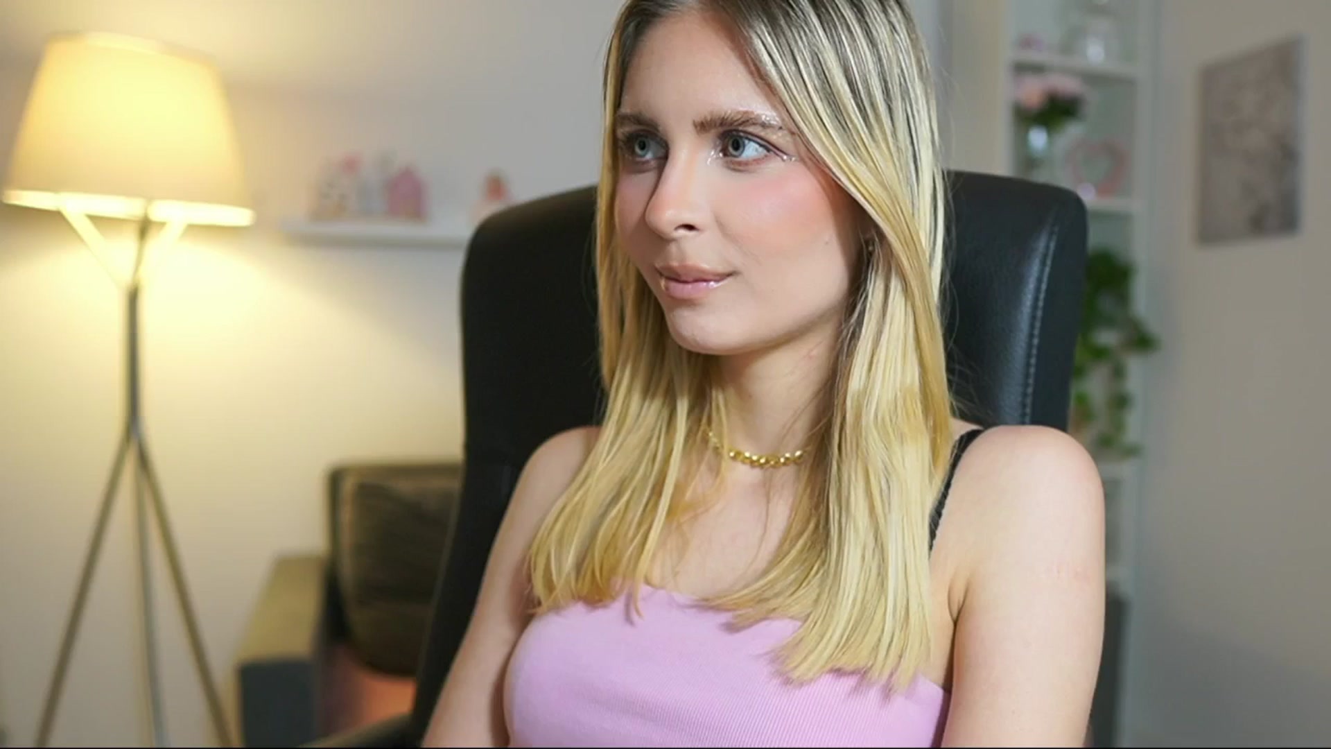 Gallery image thumbnail from Catecrago_'s myfreecams stream on, 06/20/2025, 12:36 image 12 of 20