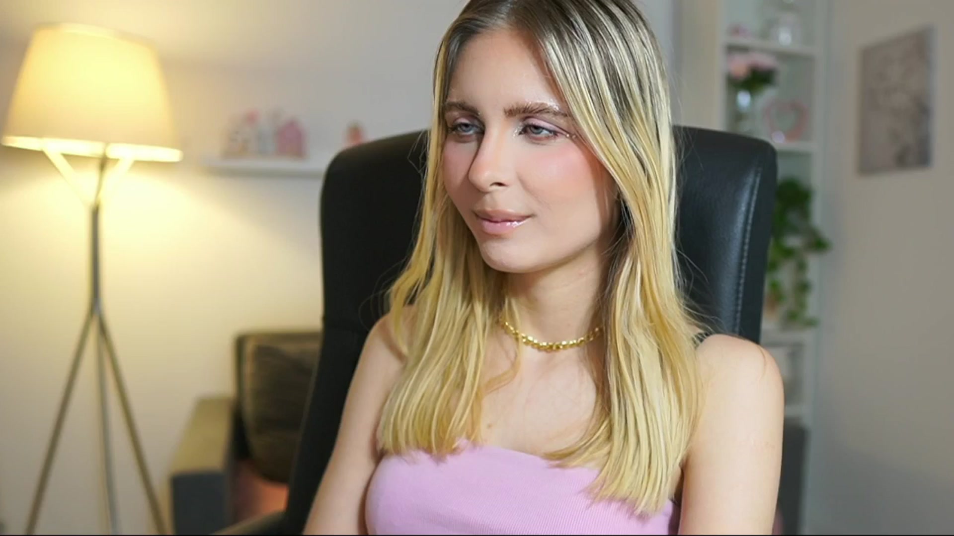 Gallery image thumbnail from Catecrago_'s myfreecams stream on, 06/20/2025, 12:36 image 8 of 20