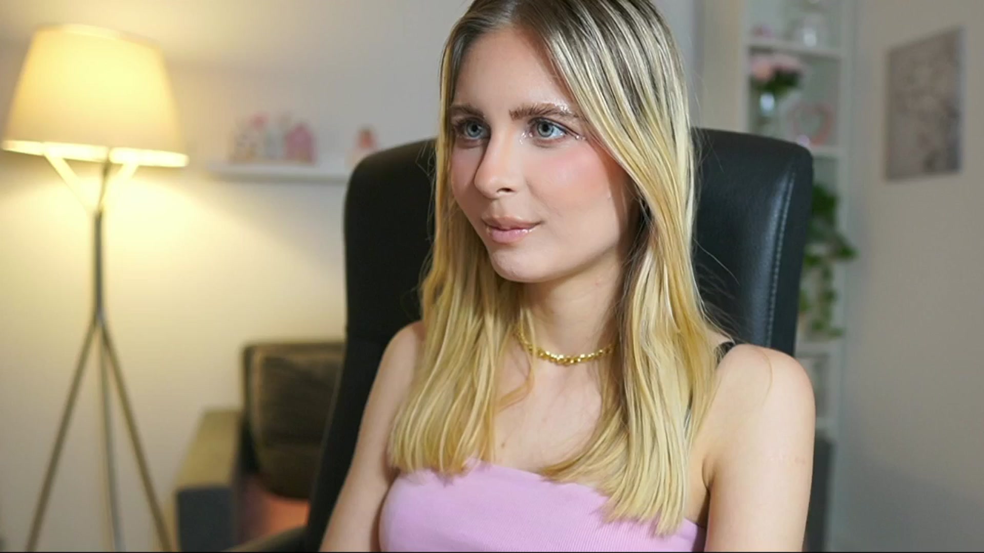 Gallery image thumbnail from Catecrago_'s myfreecams stream on, 06/20/2025, 12:36 image 1 of 20