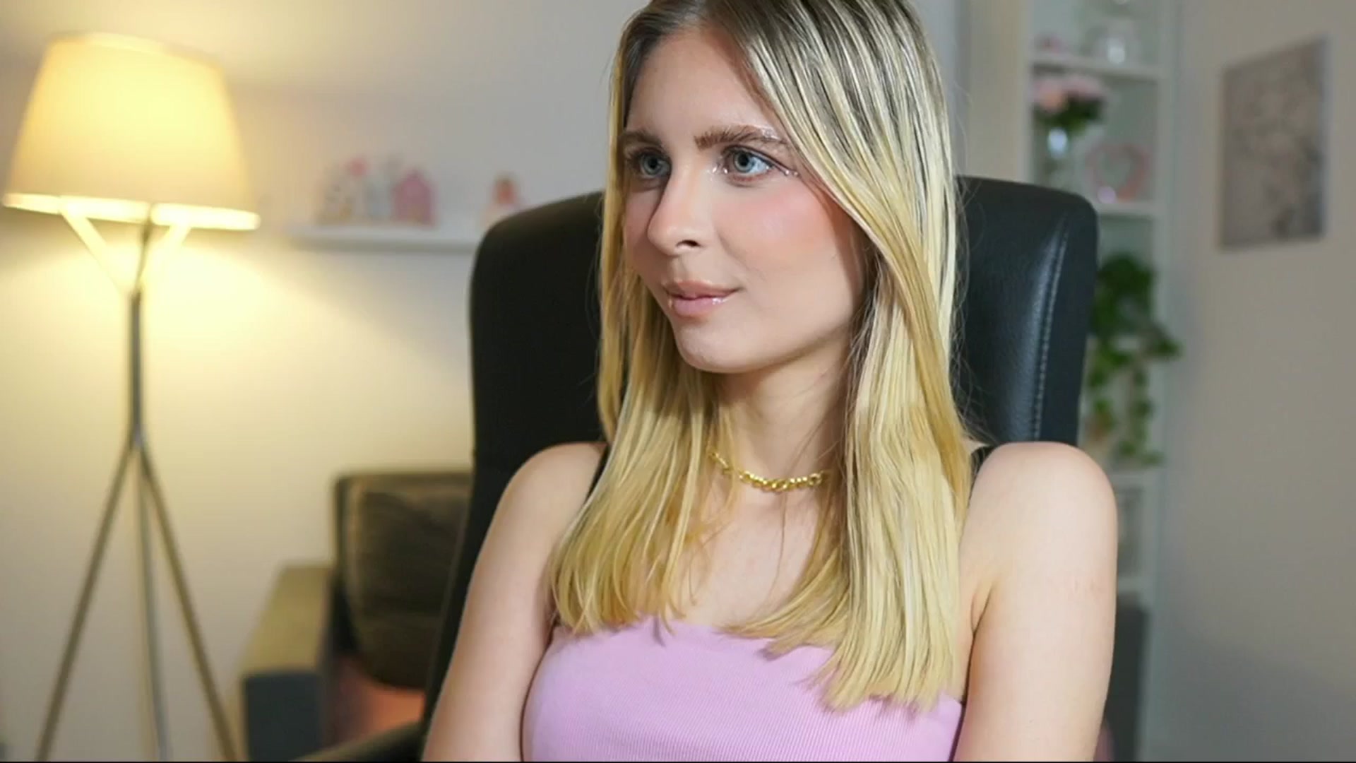 Gallery image thumbnail from Catecrago_'s myfreecams stream on, 06/20/2025, 12:36 image 13 of 20