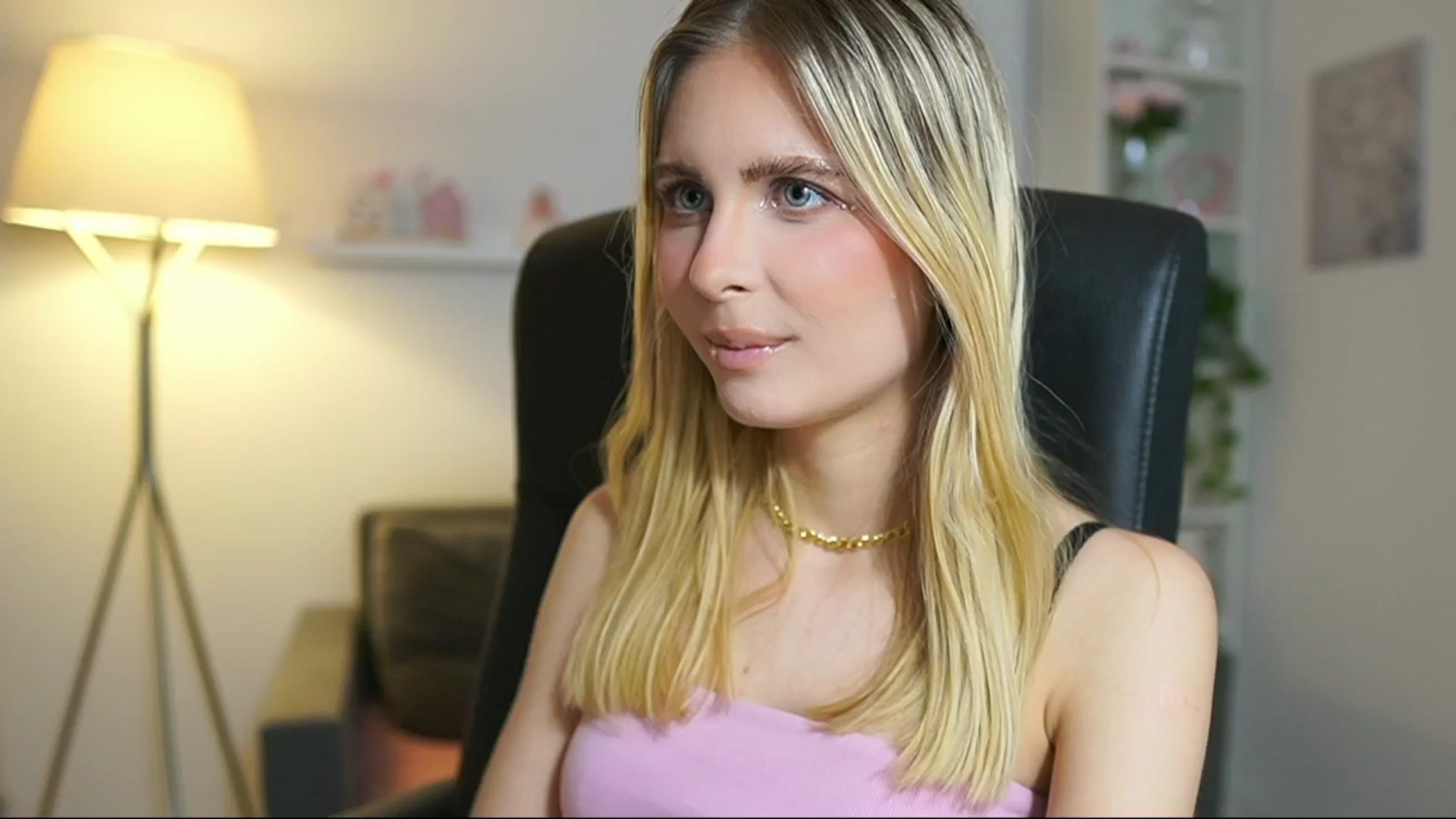 Gallery image thumbnail from Catecrago_'s myfreecams stream on, 06/20/2025, 12:36 image 3 of 20