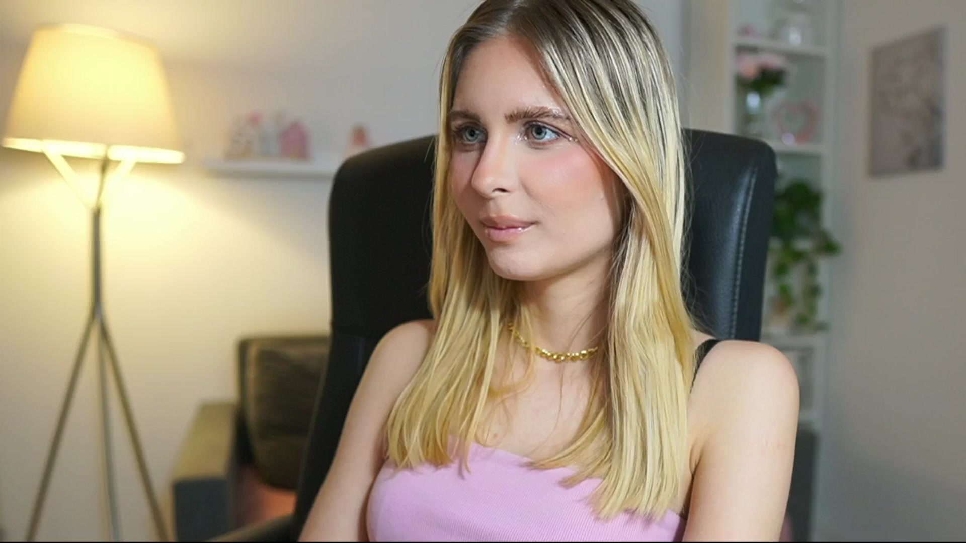 Gallery image thumbnail from Catecrago_'s myfreecams stream on, 06/20/2025, 12:36 image 15 of 20
