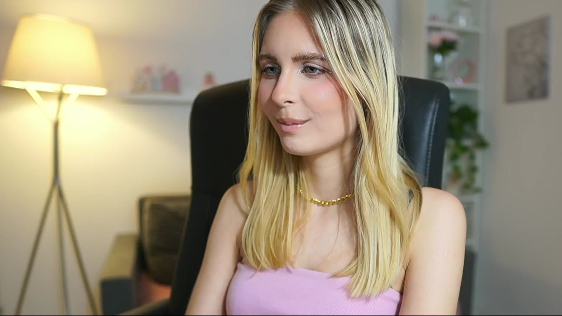 Gallery image thumbnail from Catecrago_'s myfreecams stream on, 06/20/2025, 12:36 image 20 of 20