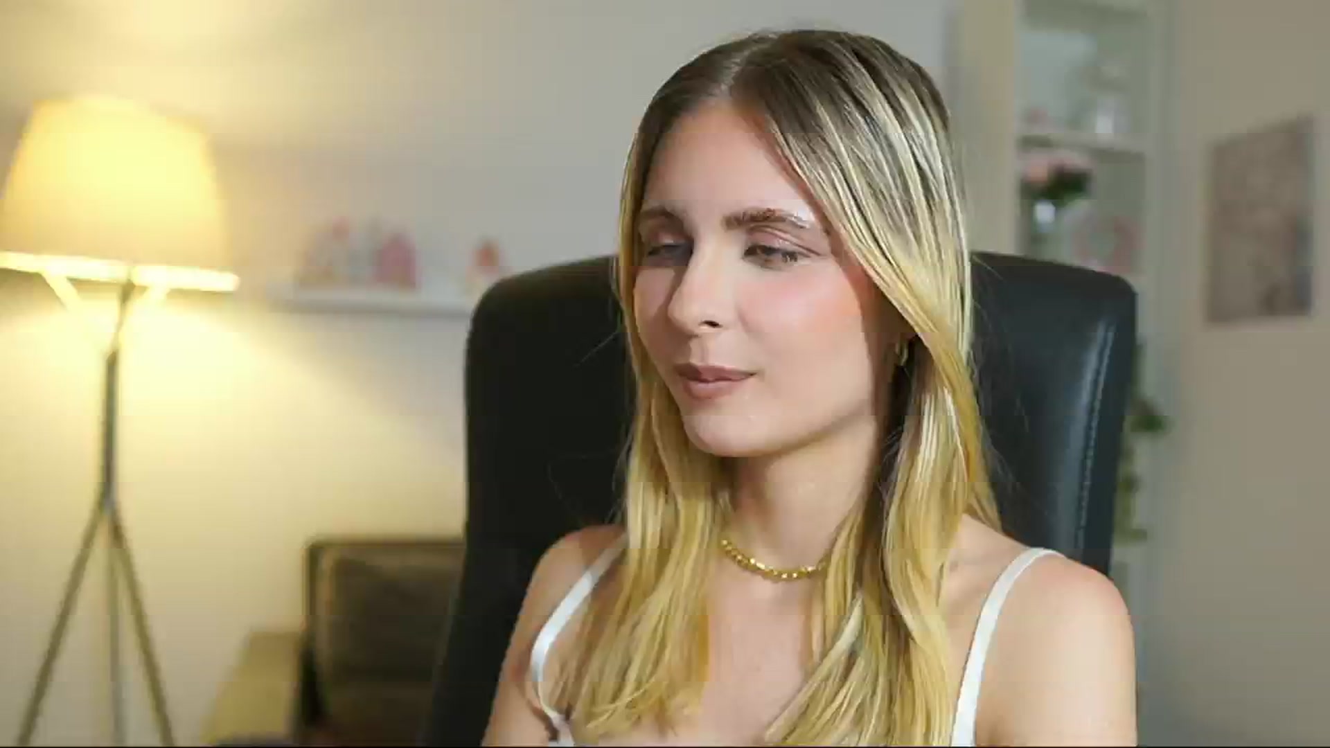 Gallery image thumbnail from Catecrago_'s myfreecams stream on, 06/26/2025, 20:29 image 13 of 20
