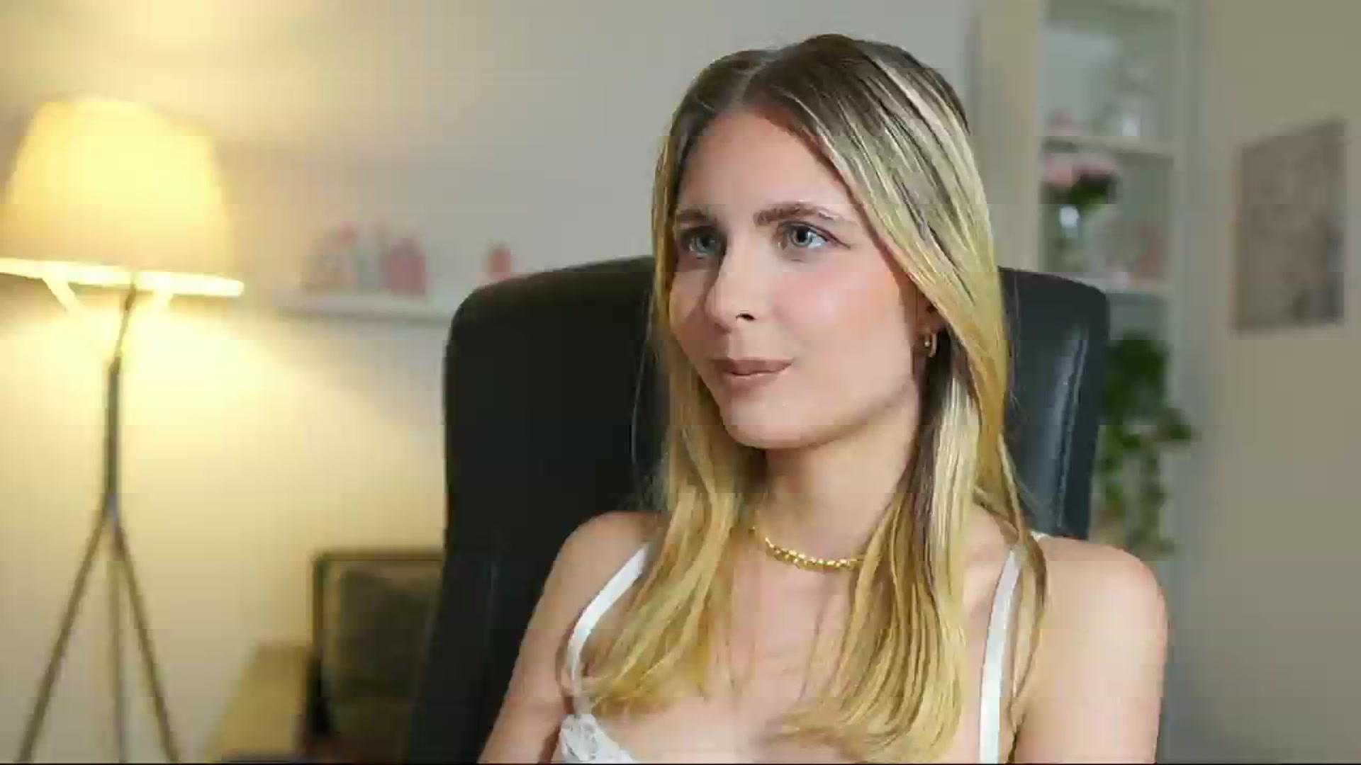 Gallery image thumbnail from Catecrago_'s myfreecams stream on, 06/26/2025, 20:29 image 19 of 20