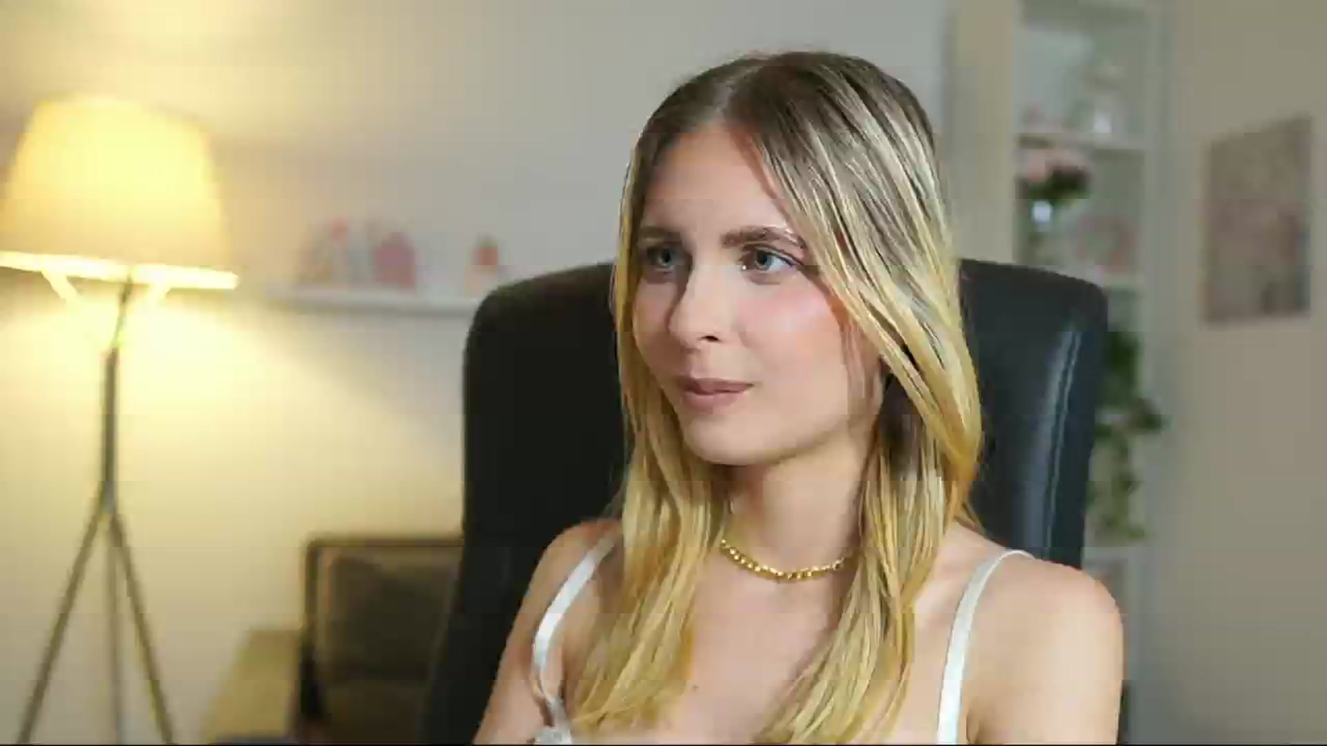 Gallery image thumbnail from Catecrago_'s myfreecams stream on, 06/26/2025, 20:29 image 14 of 20