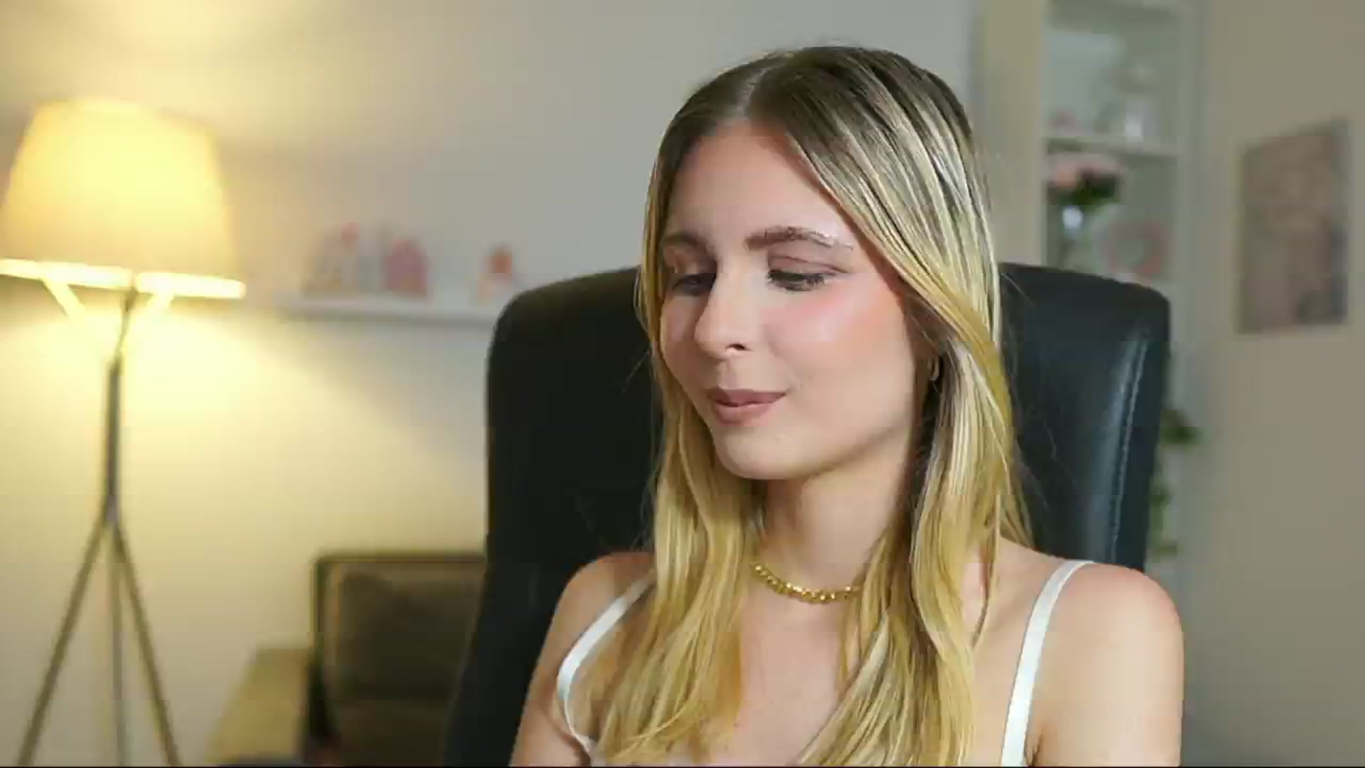 Gallery image thumbnail from Catecrago_'s myfreecams stream on, 06/26/2025, 20:29 image 10 of 20
