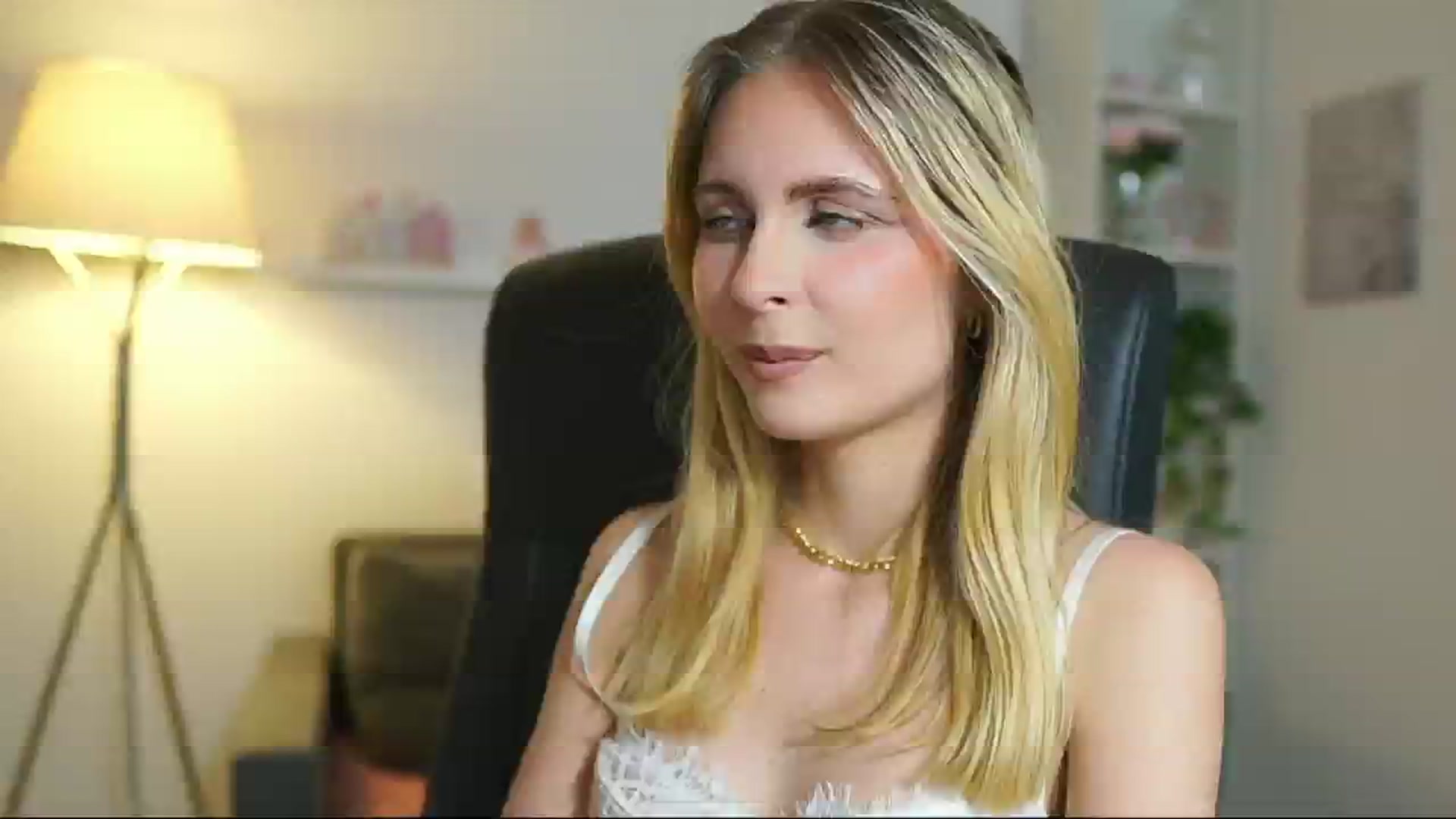Gallery image thumbnail from Catecrago_'s myfreecams stream on, 06/26/2025, 22:28 image 5 of 20