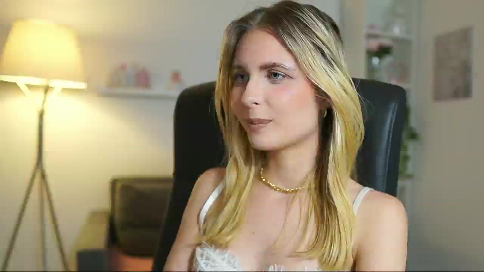 Gallery image thumbnail from Catecrago_'s myfreecams stream on, 06/26/2025, 22:28 image 13 of 20