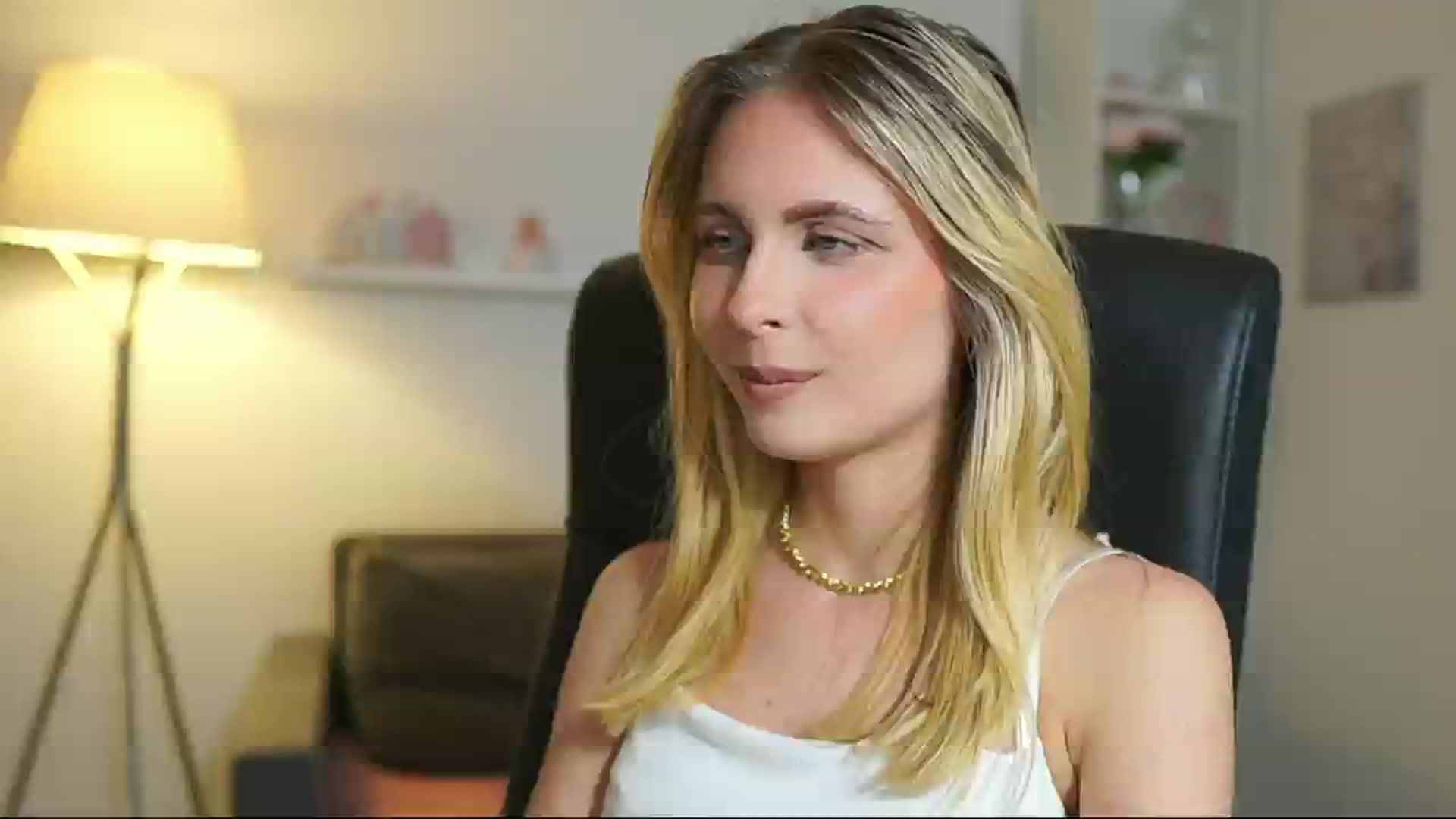 Gallery image thumbnail from Catecrago_'s myfreecams stream on, 06/26/2025, 22:28 image 1 of 20
