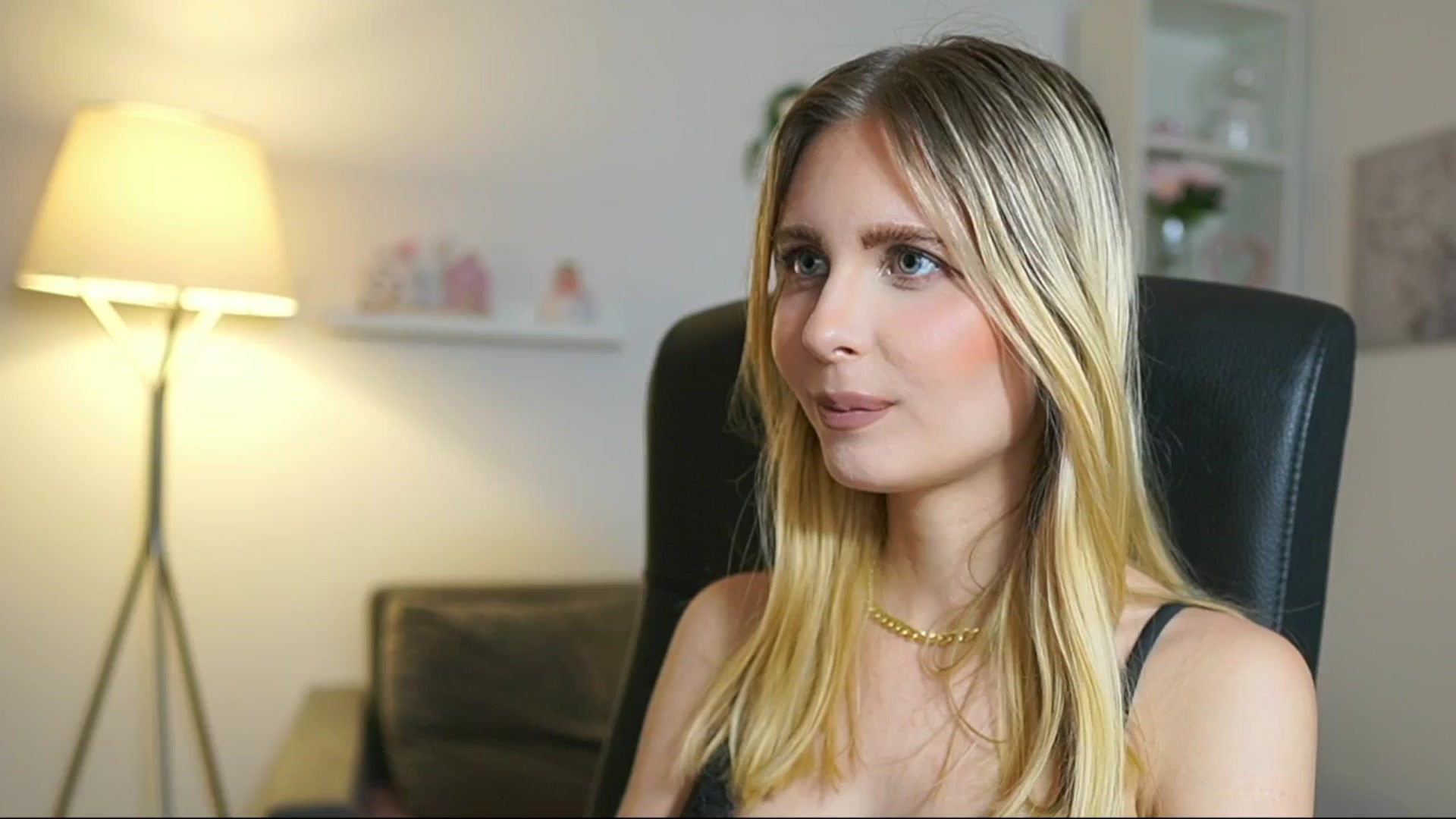 Gallery image thumbnail from Catecrago_'s myfreecams stream on, 06/27/2025, 12:20 image 17 of 20