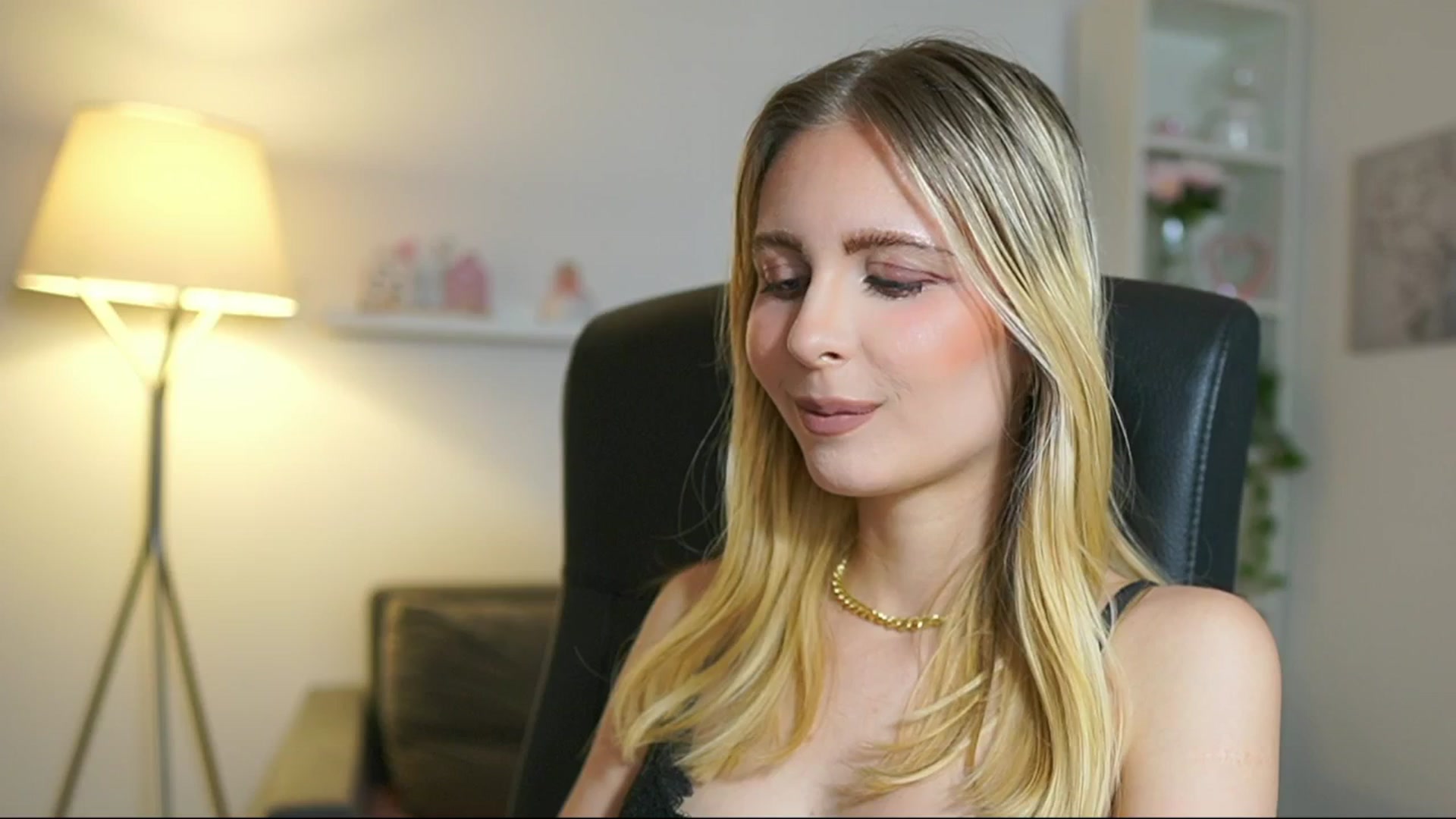 Gallery image thumbnail from Catecrago_'s myfreecams stream on, 06/27/2025, 12:20 image 20 of 20