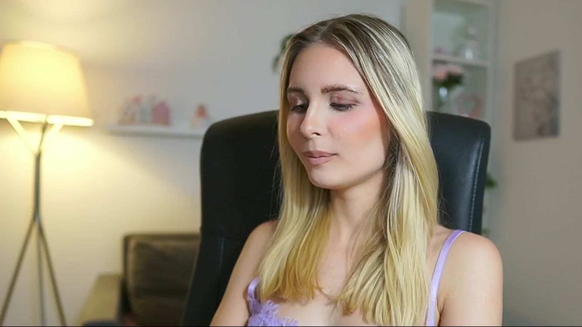 Gallery image thumbnail from Catecrago_'s myfreecams stream on, 07/04/2025, 17:22 image 16 of 20