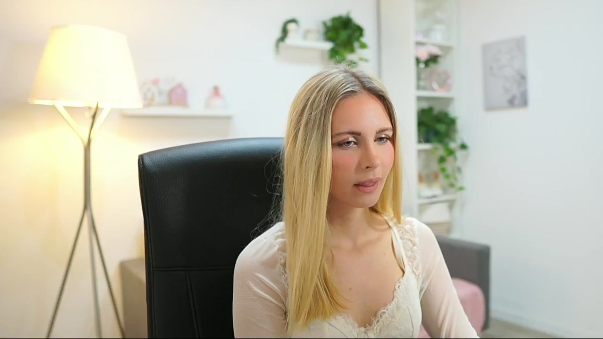 Gallery image thumbnail from Catecrago_'s myfreecams stream on, 07/19/2025, 09:17 image 7 of 20