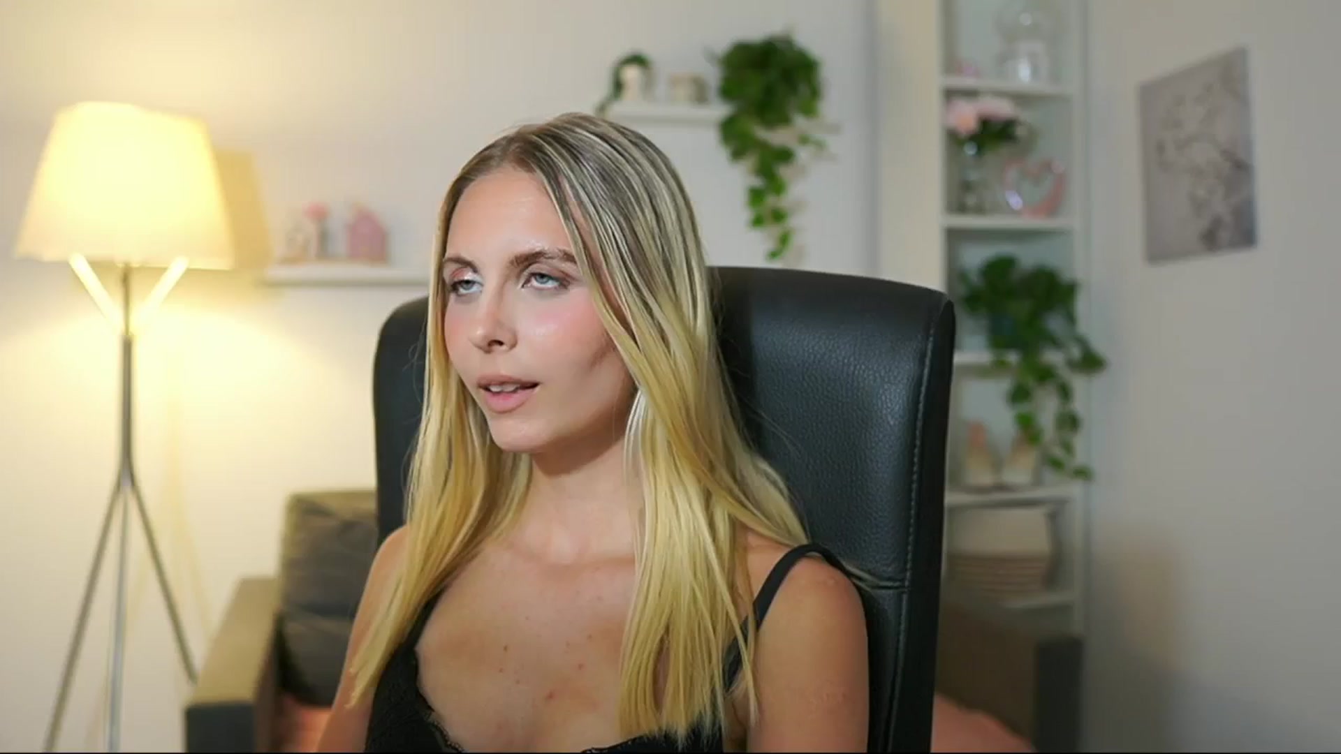 Gallery image thumbnail from Catecrago_'s myfreecams stream on, 08/01/2025, 17:49 image 18 of 20