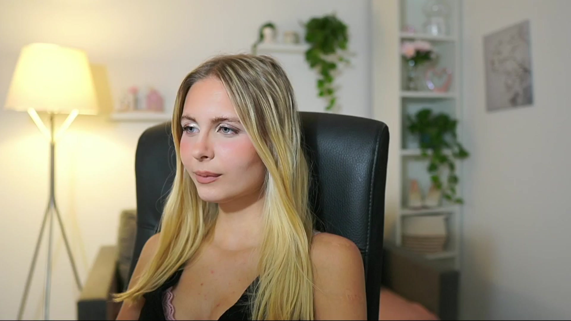 Gallery image thumbnail from Catecrago_'s myfreecams stream on, 08/02/2025, 09:40 image 9 of 20