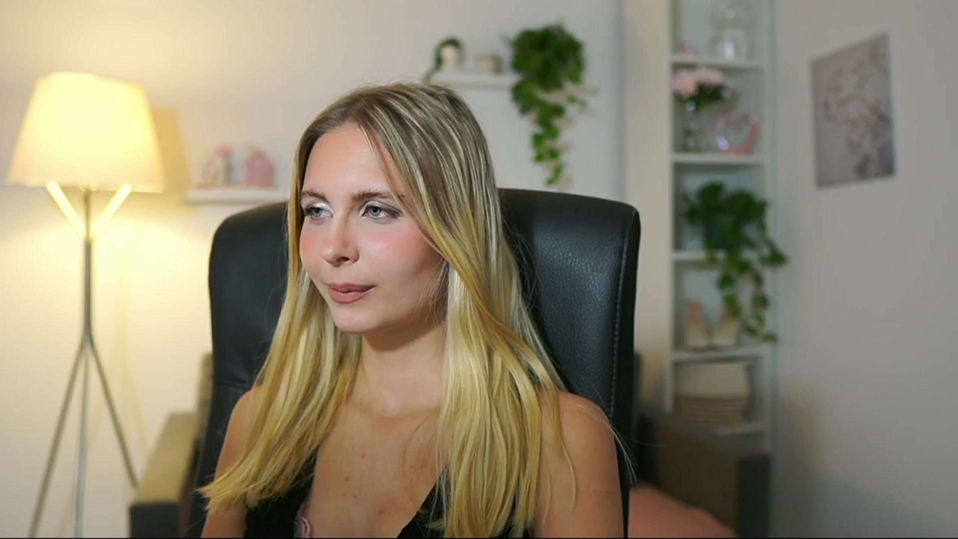 Gallery image thumbnail from Catecrago_'s myfreecams stream on, 08/02/2025, 09:40 image 16 of 20