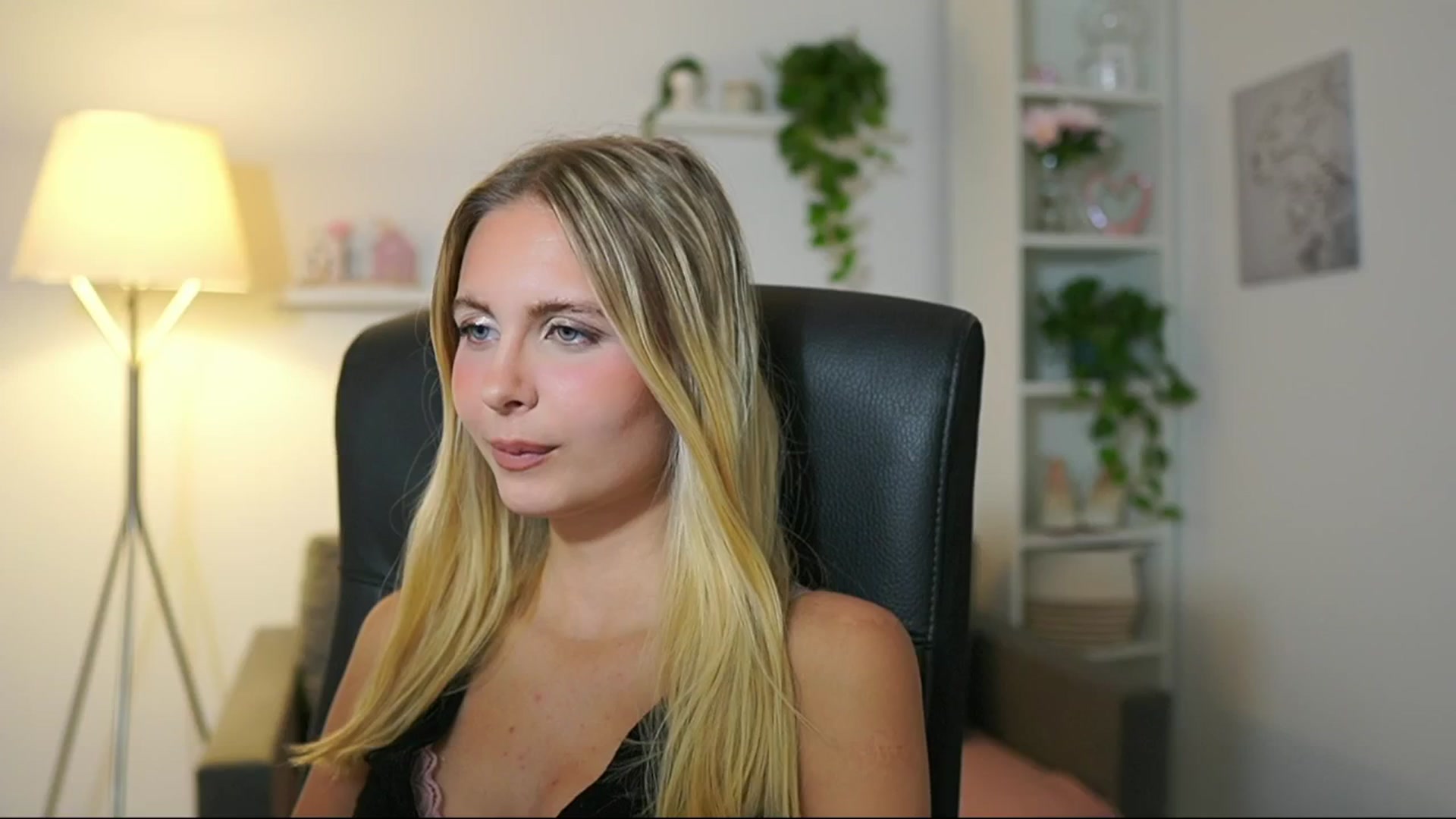 Gallery image thumbnail from Catecrago_'s myfreecams stream on, 08/02/2025, 09:40 image 8 of 20