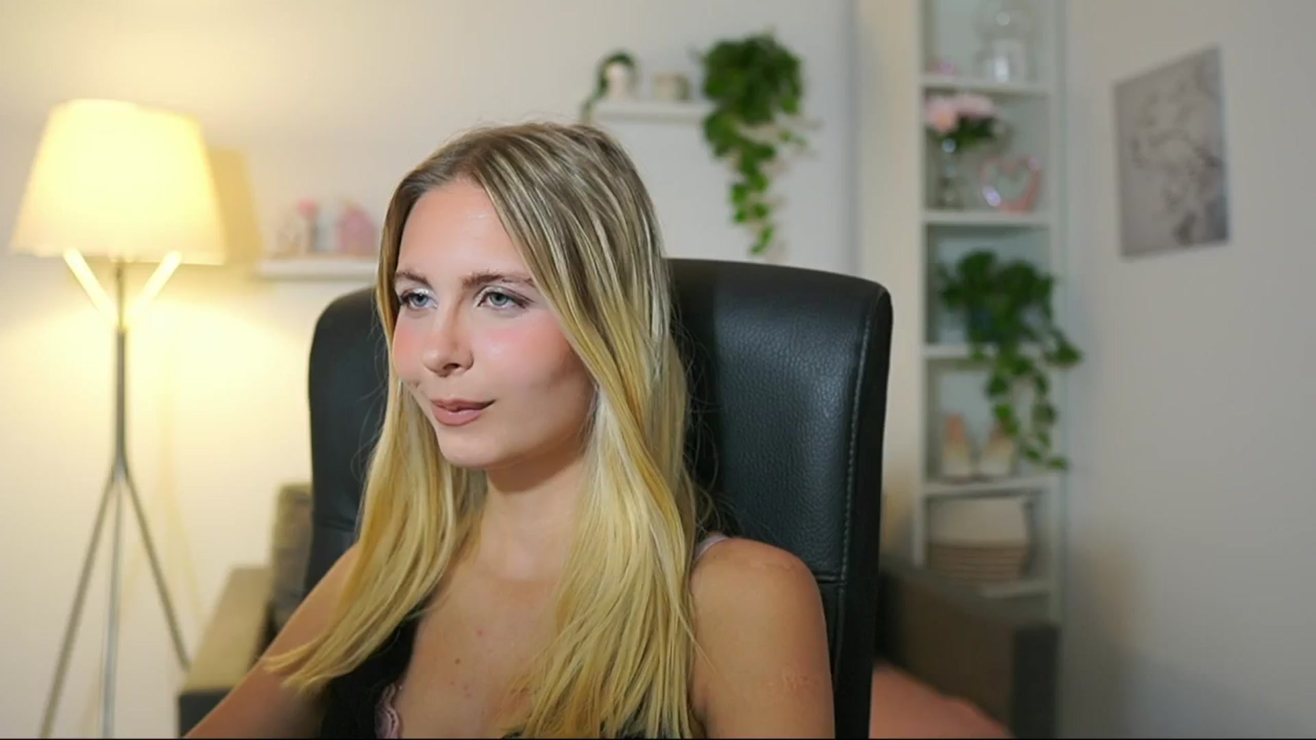 Gallery image thumbnail from Catecrago_'s myfreecams stream on, 08/02/2025, 09:40 image 7 of 20