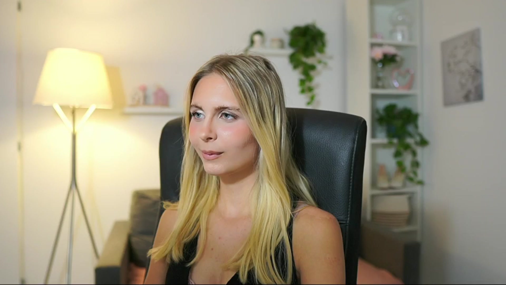 Gallery image thumbnail from Catecrago_'s myfreecams stream on, 08/02/2025, 12:46 image 14 of 20