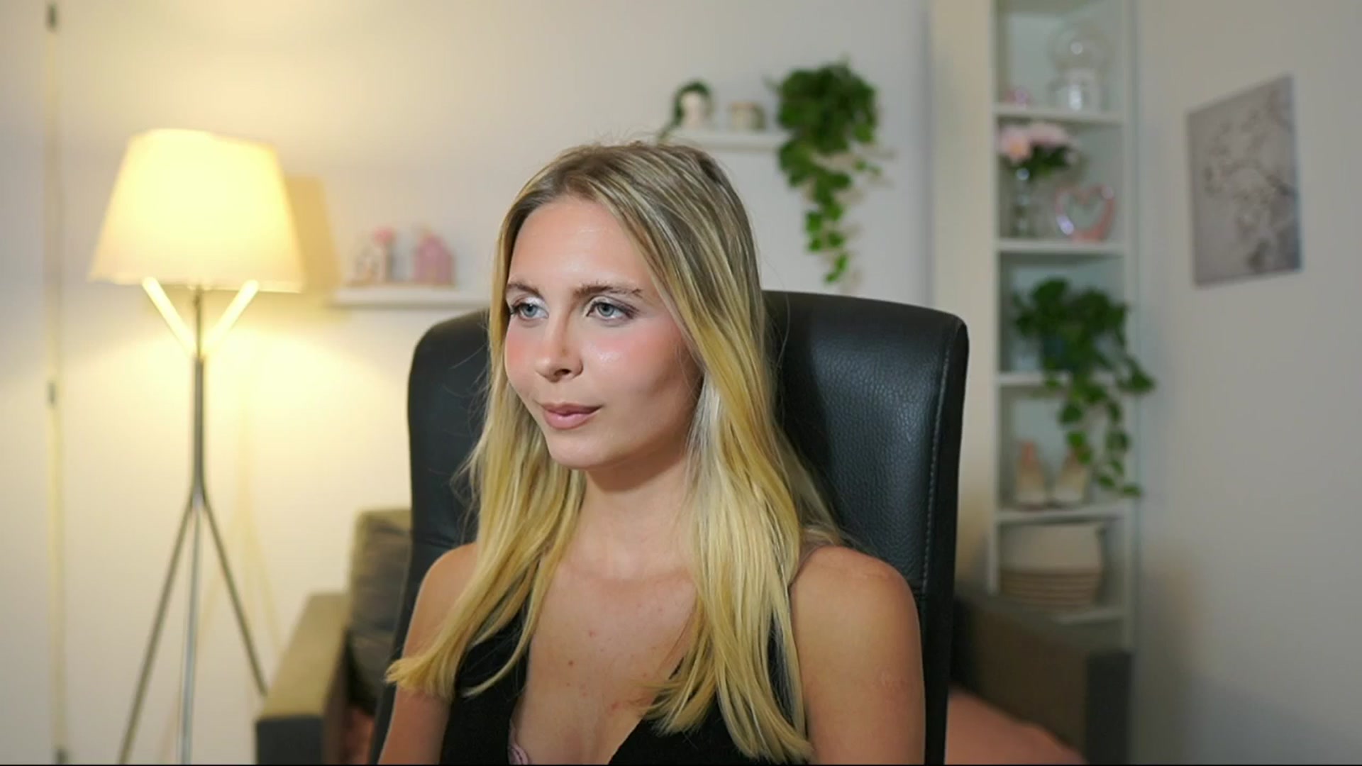 Gallery image thumbnail from Catecrago_'s myfreecams stream on, 08/02/2025, 12:46 image 9 of 20