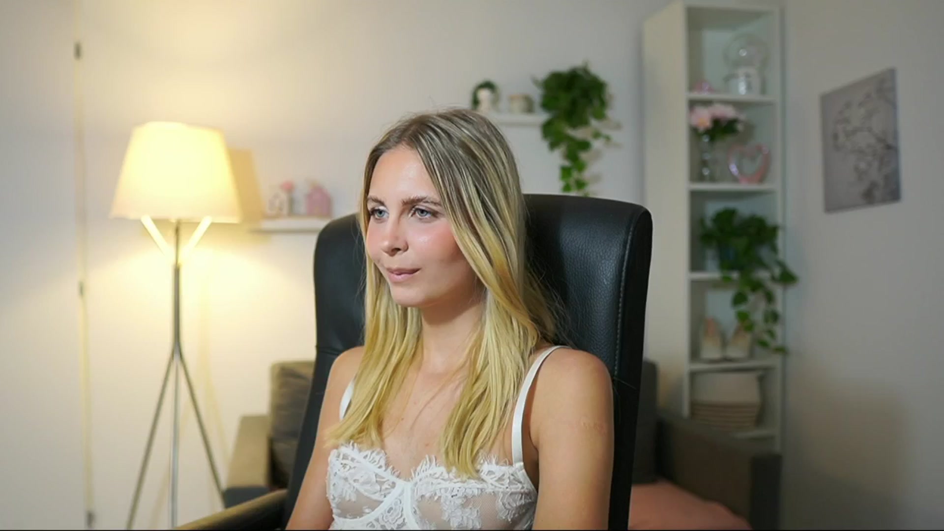 Gallery image thumbnail from Catecrago_'s myfreecams stream on, 08/04/2025, 11:54 image 16 of 20