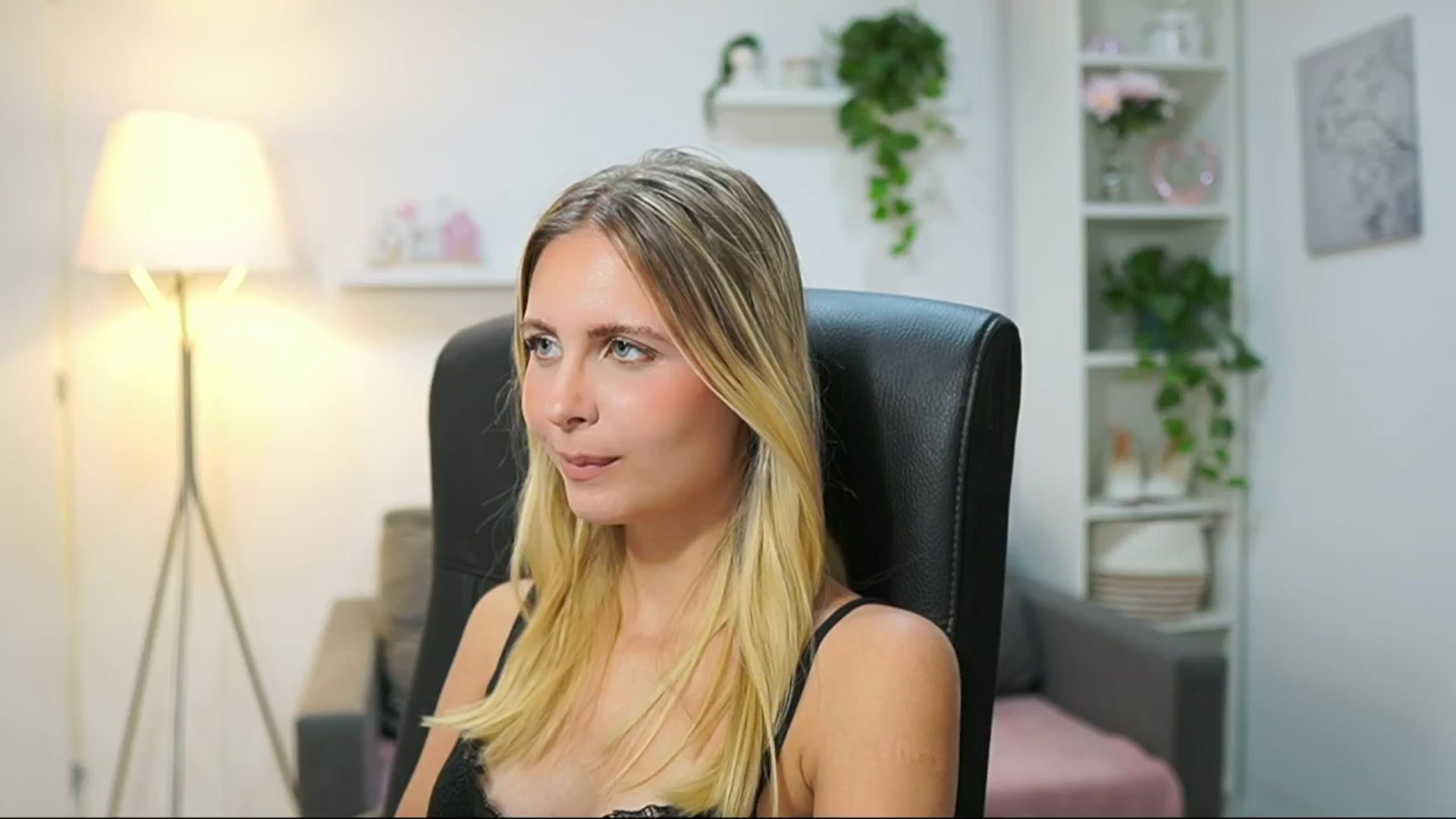 Gallery image thumbnail from Catecrago_'s myfreecams stream on, 08/07/2025, 11:01 image 15 of 20