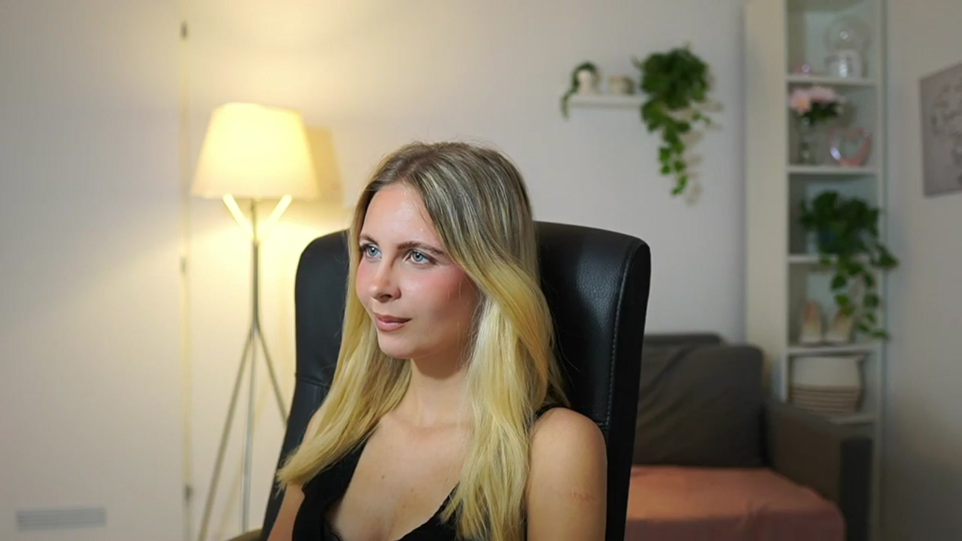 Gallery image thumbnail from Catecrago_'s myfreecams stream on, 08/12/2025, 11:13 image 3 of 20