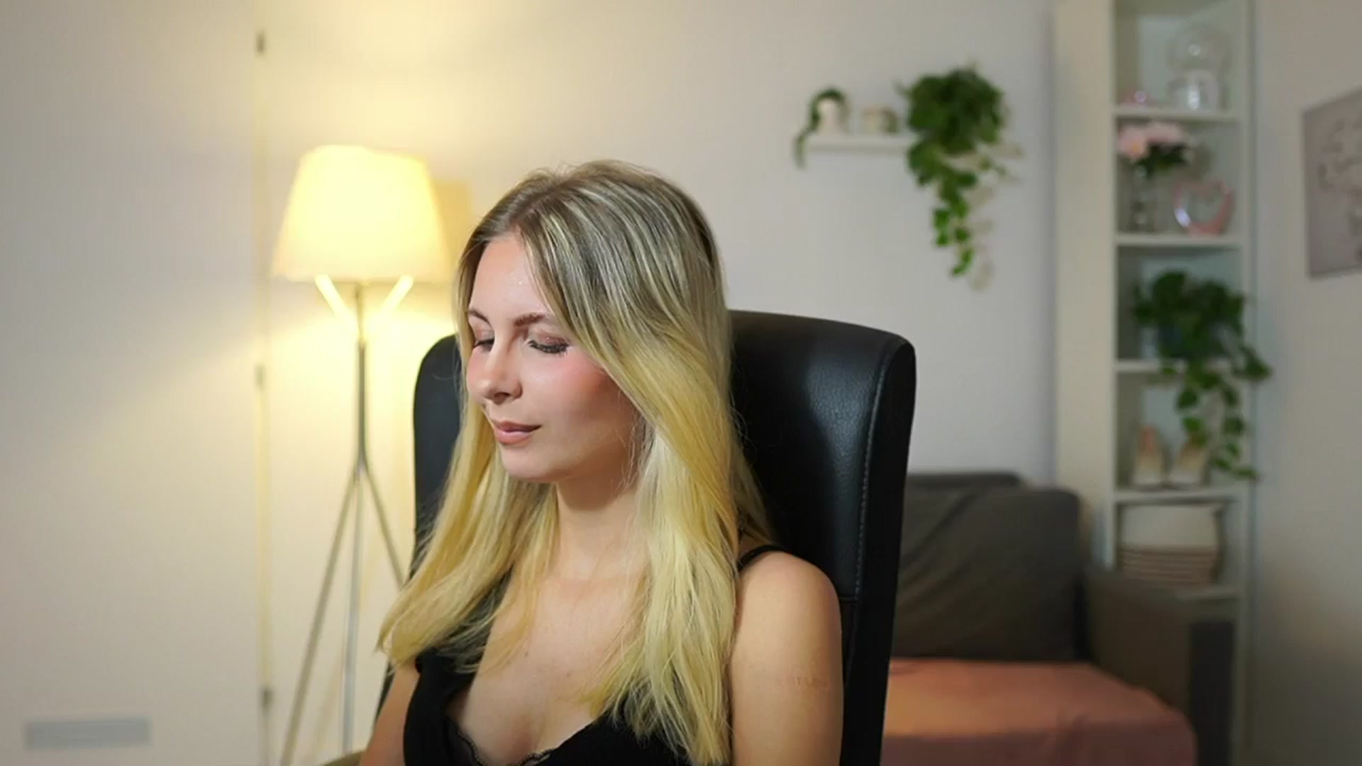 Gallery image thumbnail from Catecrago_'s myfreecams stream on, 08/12/2025, 11:13 image 1 of 20