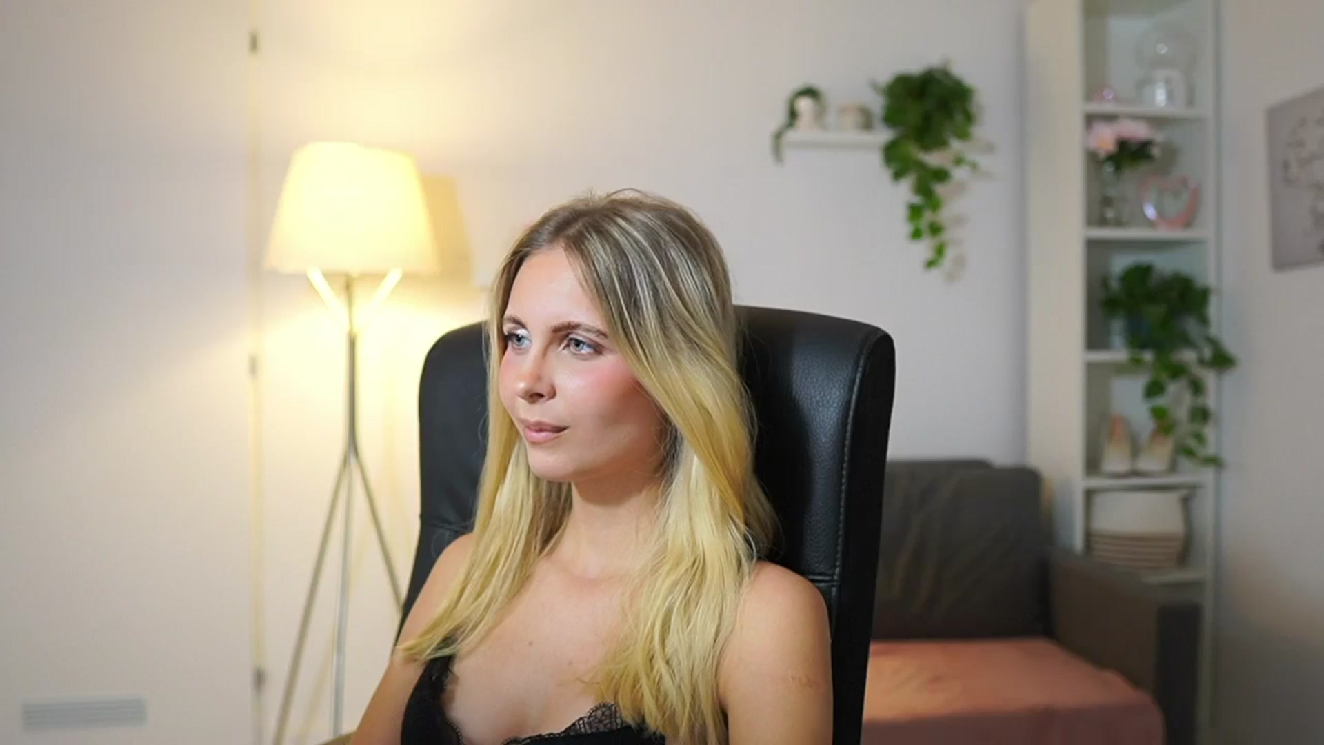 Gallery image thumbnail from Catecrago_'s myfreecams stream on, 08/12/2025, 13:30 image 18 of 20