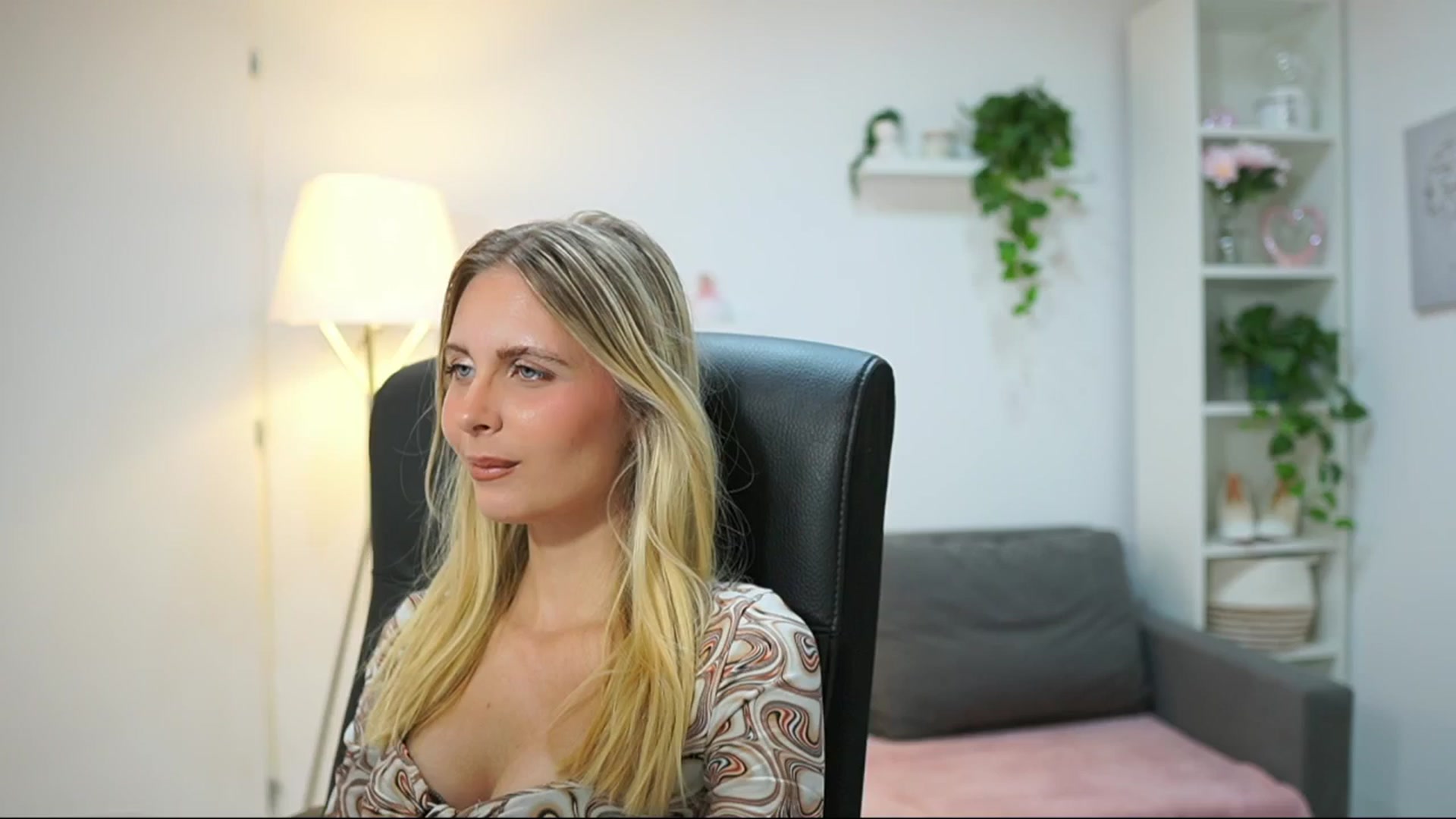 Gallery image thumbnail from Catecrago_'s myfreecams stream on, 08/19/2025, 14:15 image 6 of 20
