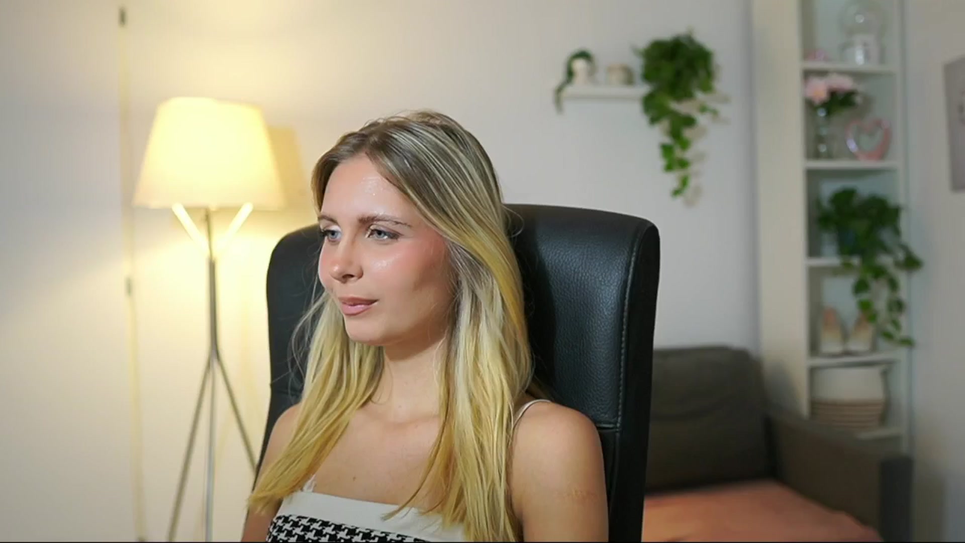 Gallery image thumbnail from Catecrago_'s myfreecams stream on, 08/20/2025, 09:43 image 3 of 20