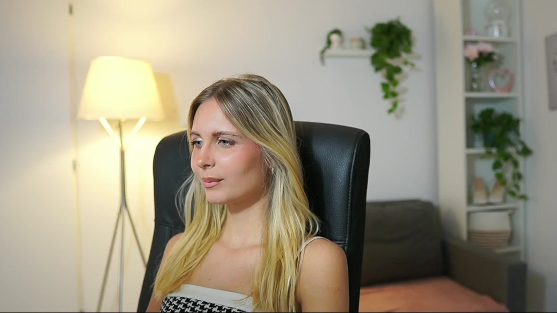 Gallery image thumbnail from Catecrago_'s myfreecams stream on, 08/20/2025, 09:43 image 14 of 20