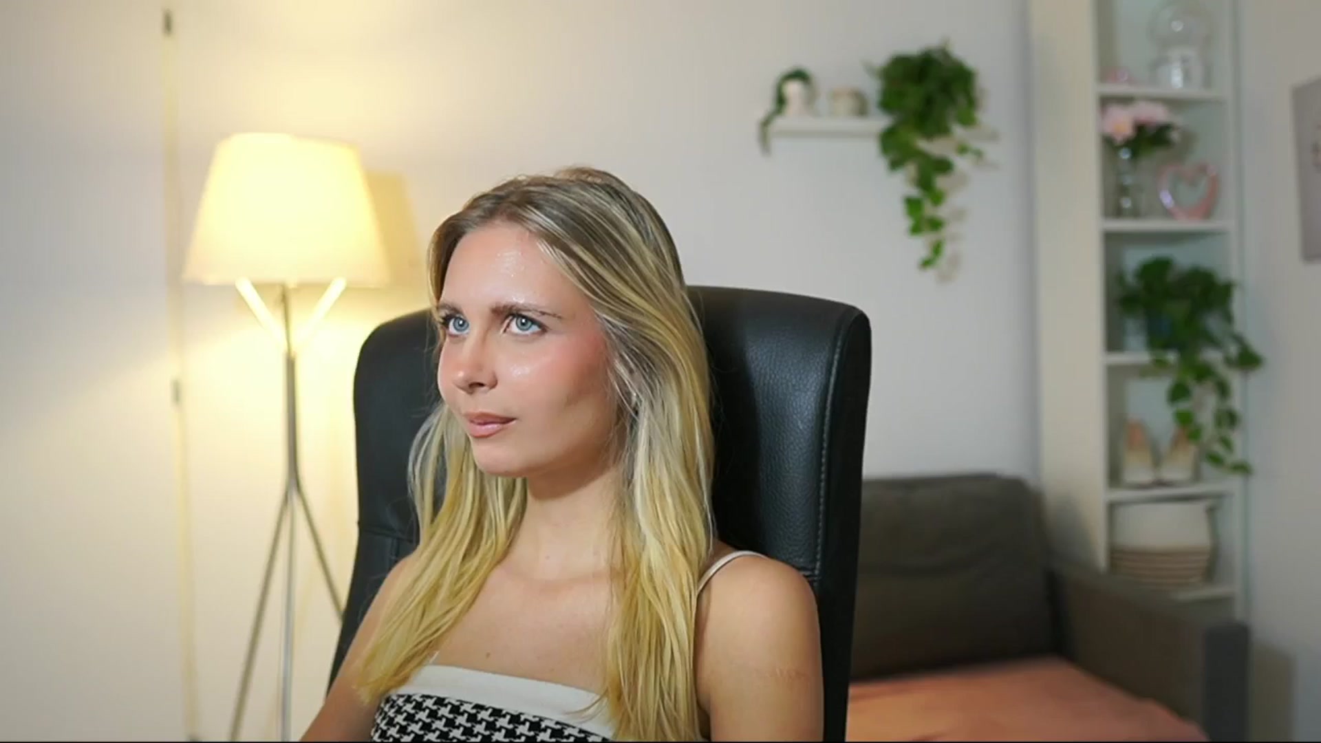 Gallery image thumbnail from Catecrago_'s myfreecams stream on, 08/20/2025, 09:43 image 10 of 20