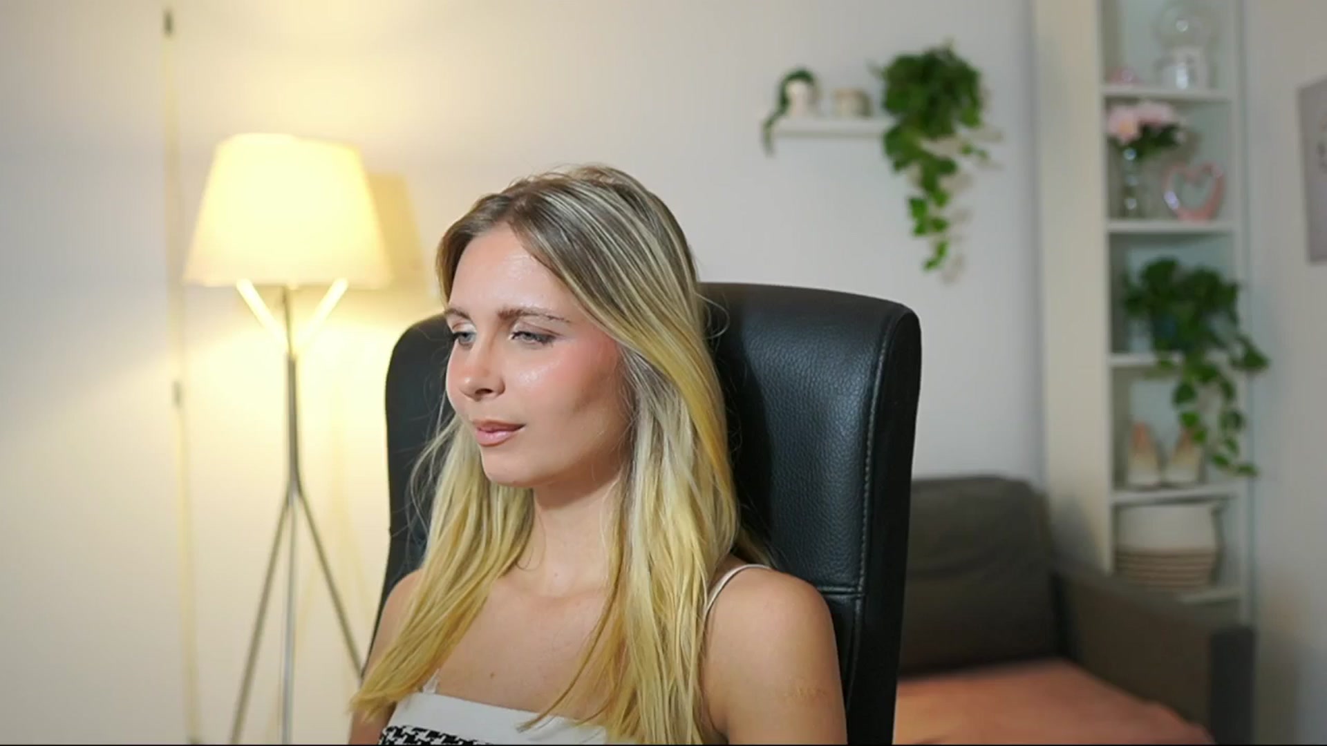 Gallery image thumbnail from Catecrago_'s myfreecams stream on, 08/20/2025, 09:43 image 4 of 20