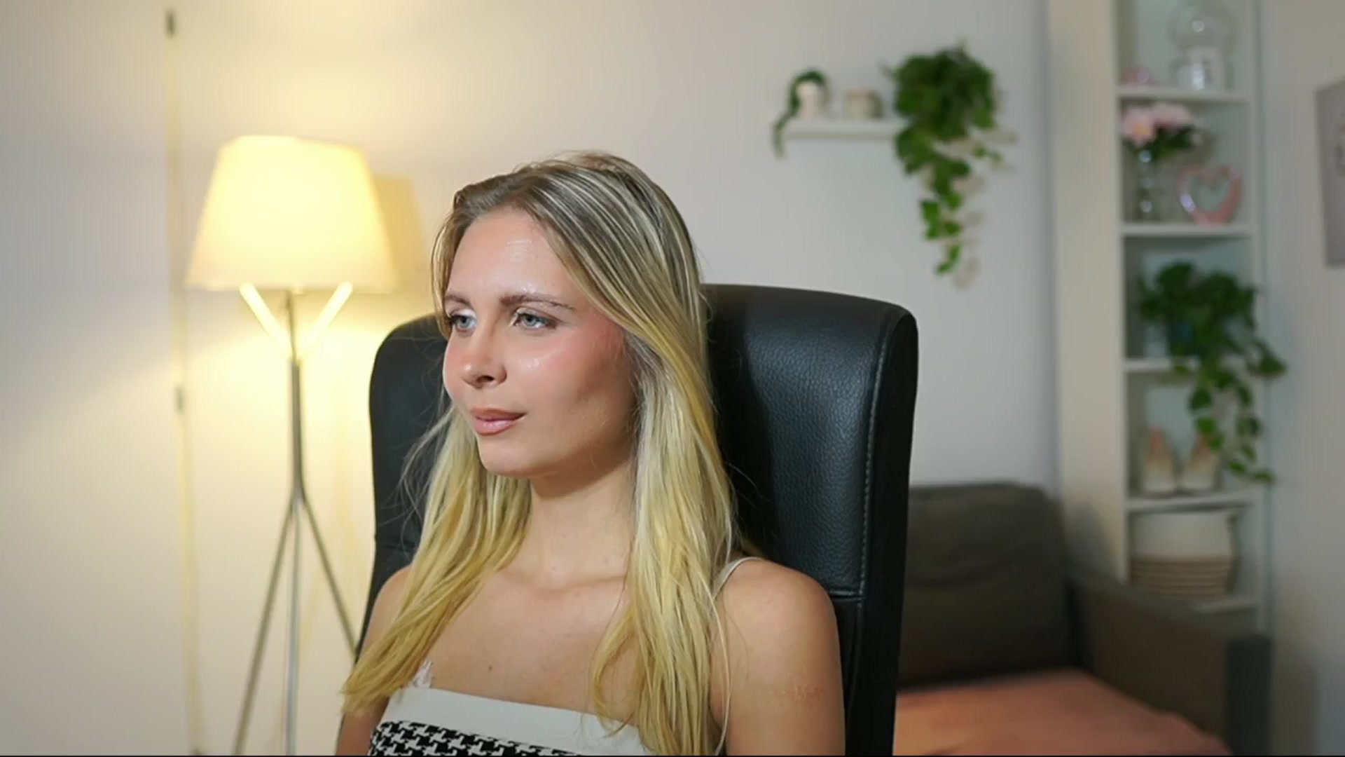 Gallery image thumbnail from Catecrago_'s myfreecams stream on, 08/20/2025, 09:43 image 2 of 20
